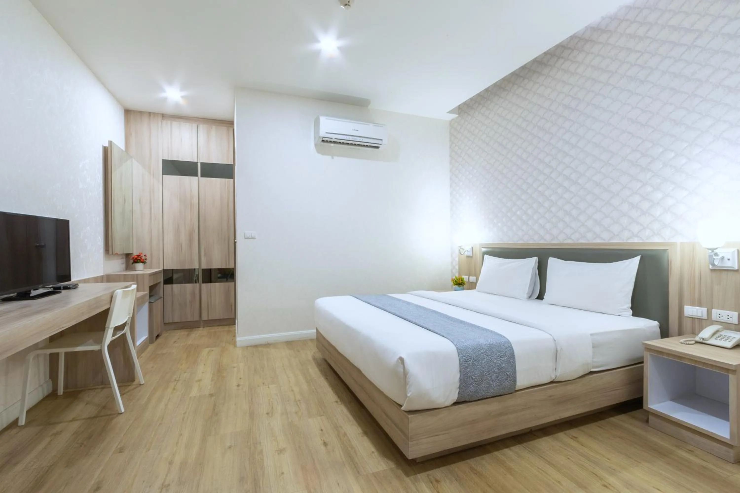 Bedroom, Bed in Leela Orchid Hotel