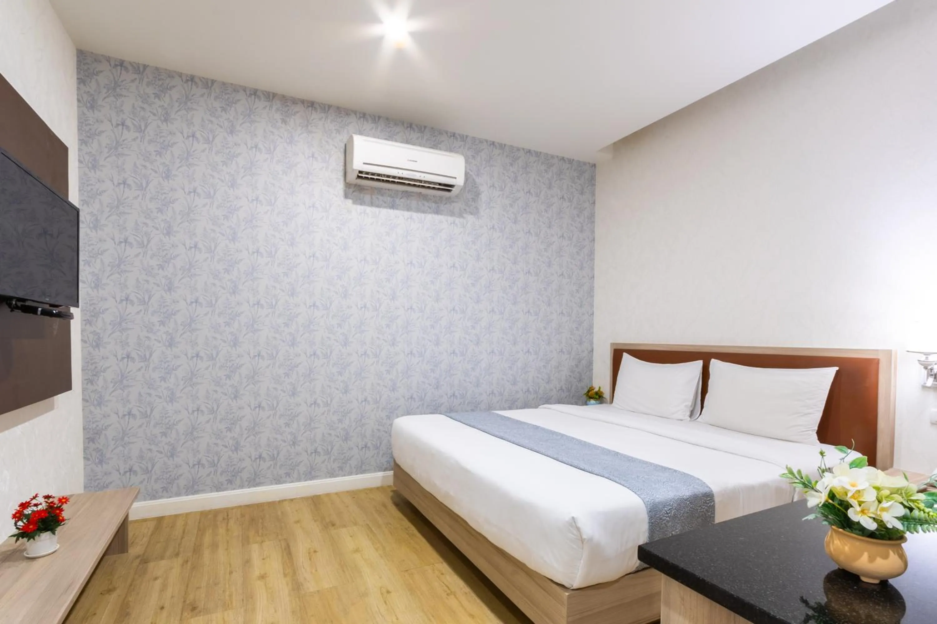 Bedroom, Bed in Leela Orchid Hotel