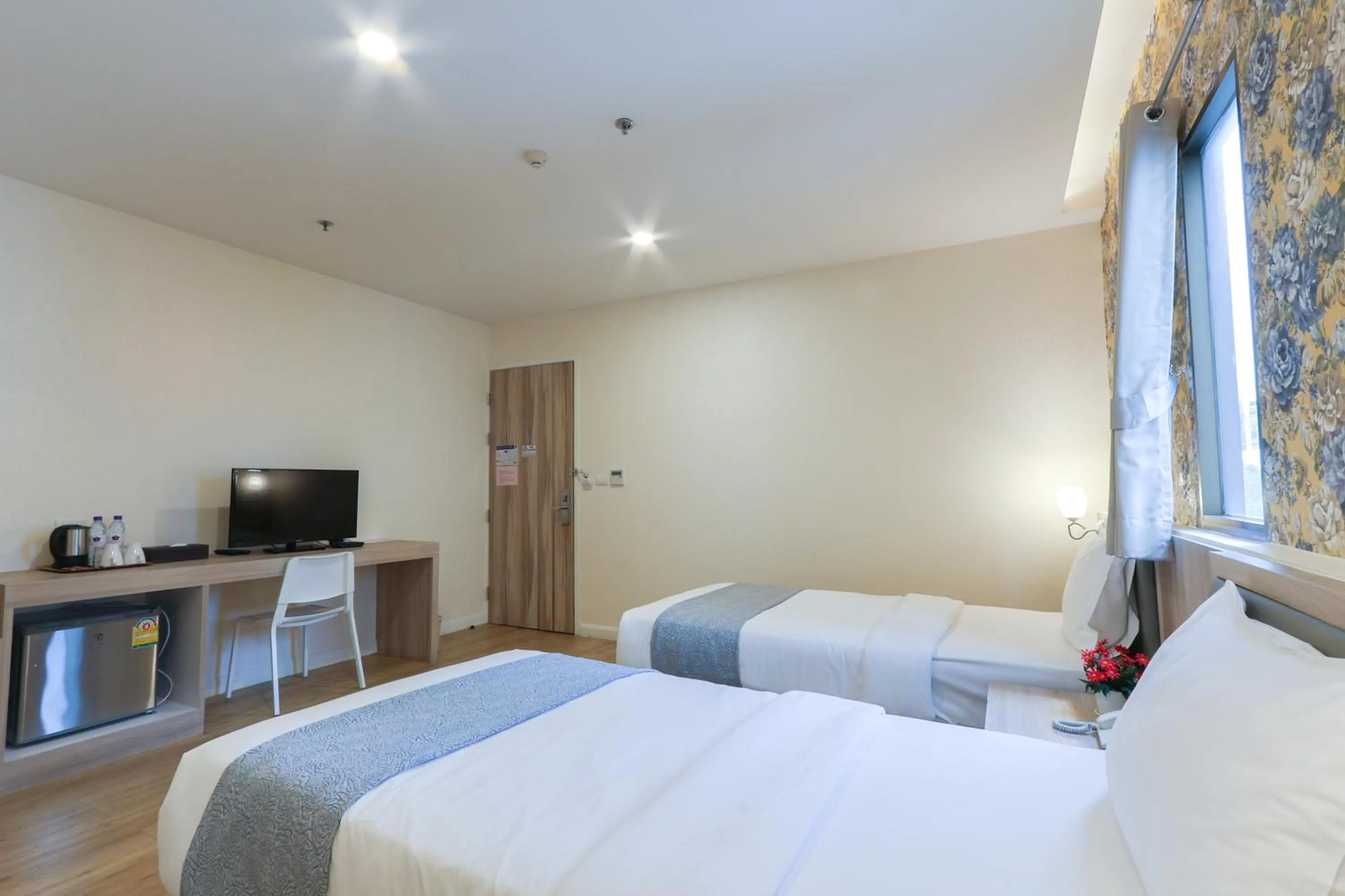 Bedroom, Bed in Leela Orchid Hotel