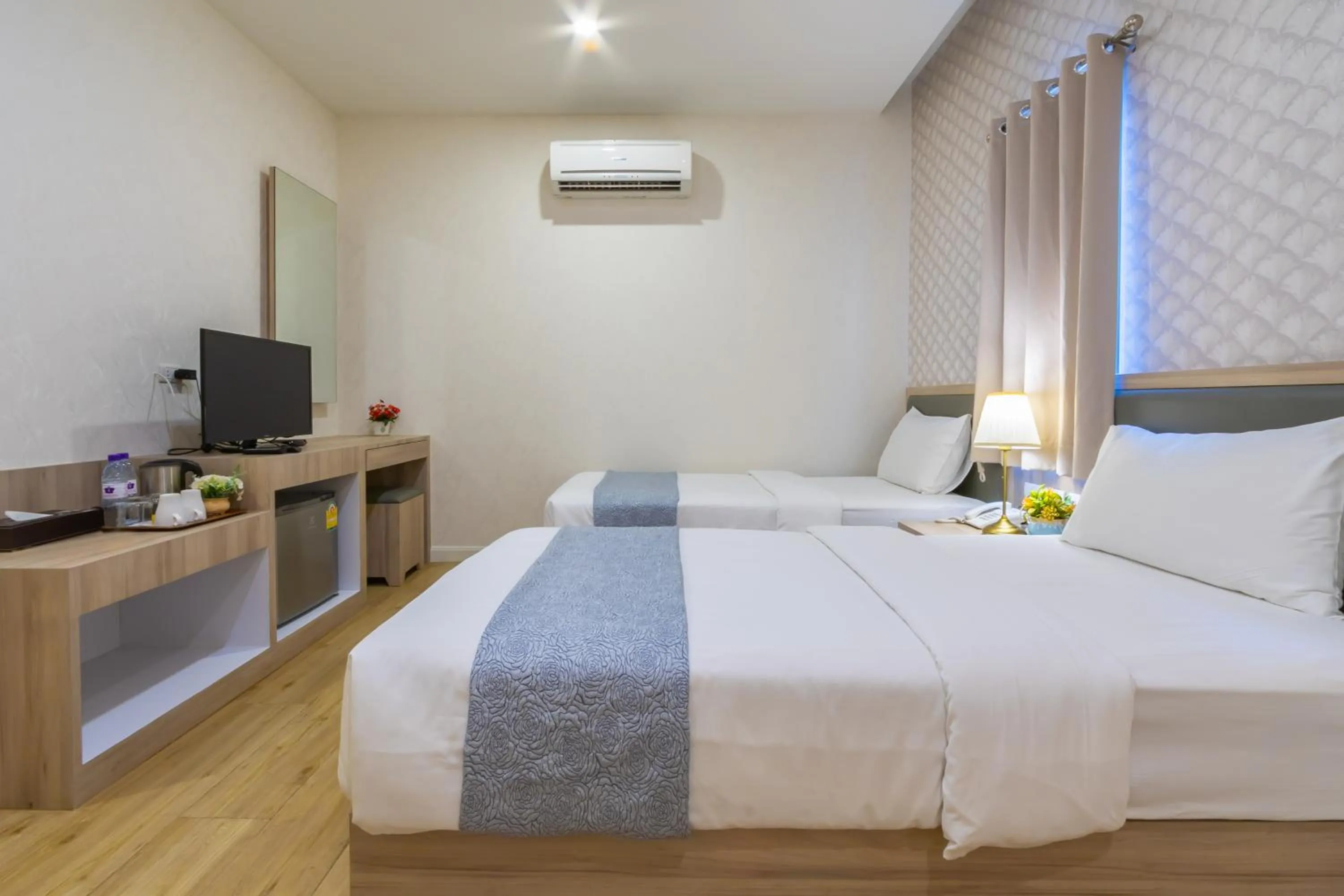 Bedroom, Bed in Leela Orchid Hotel