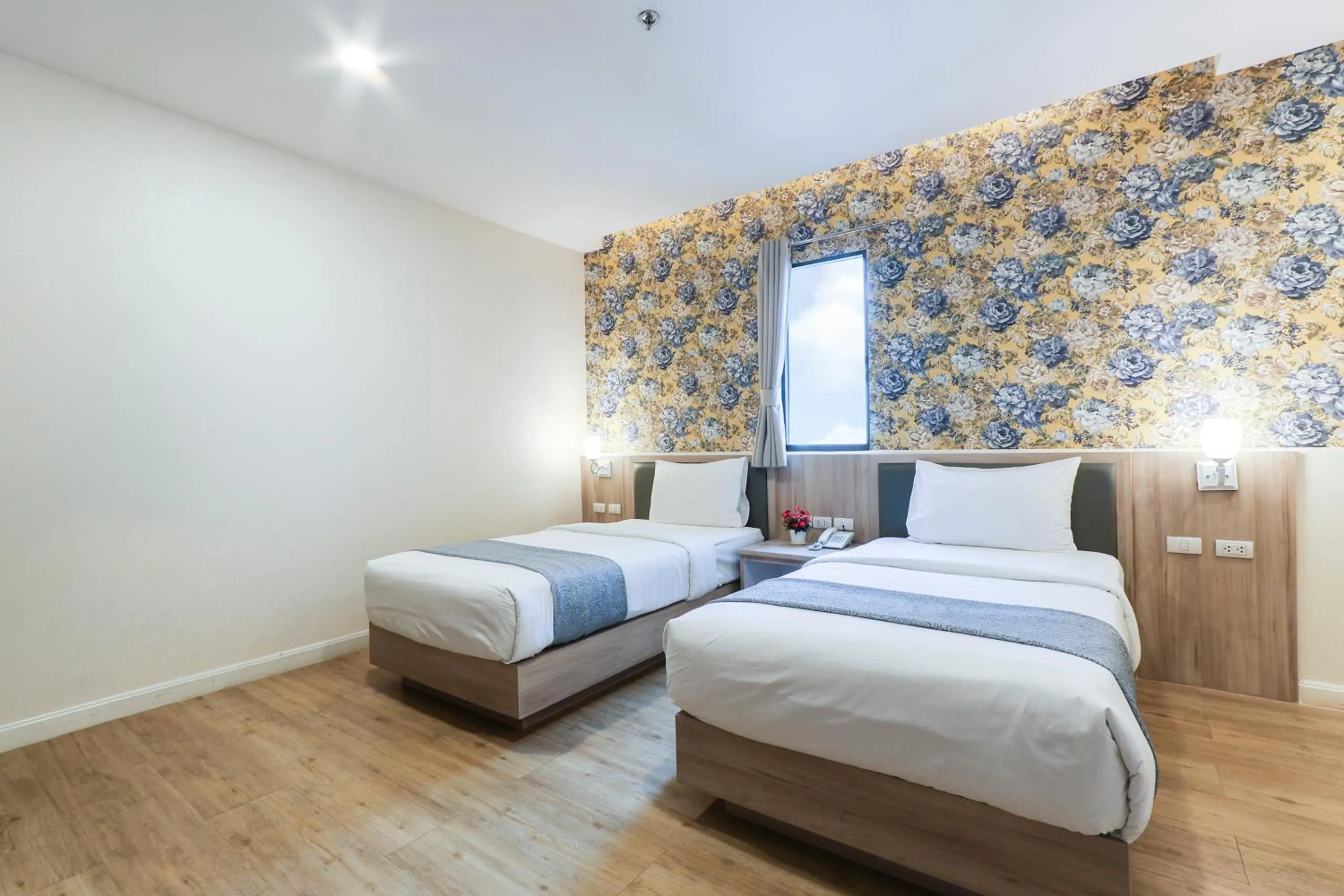 Bedroom, Bed in Leela Orchid Hotel