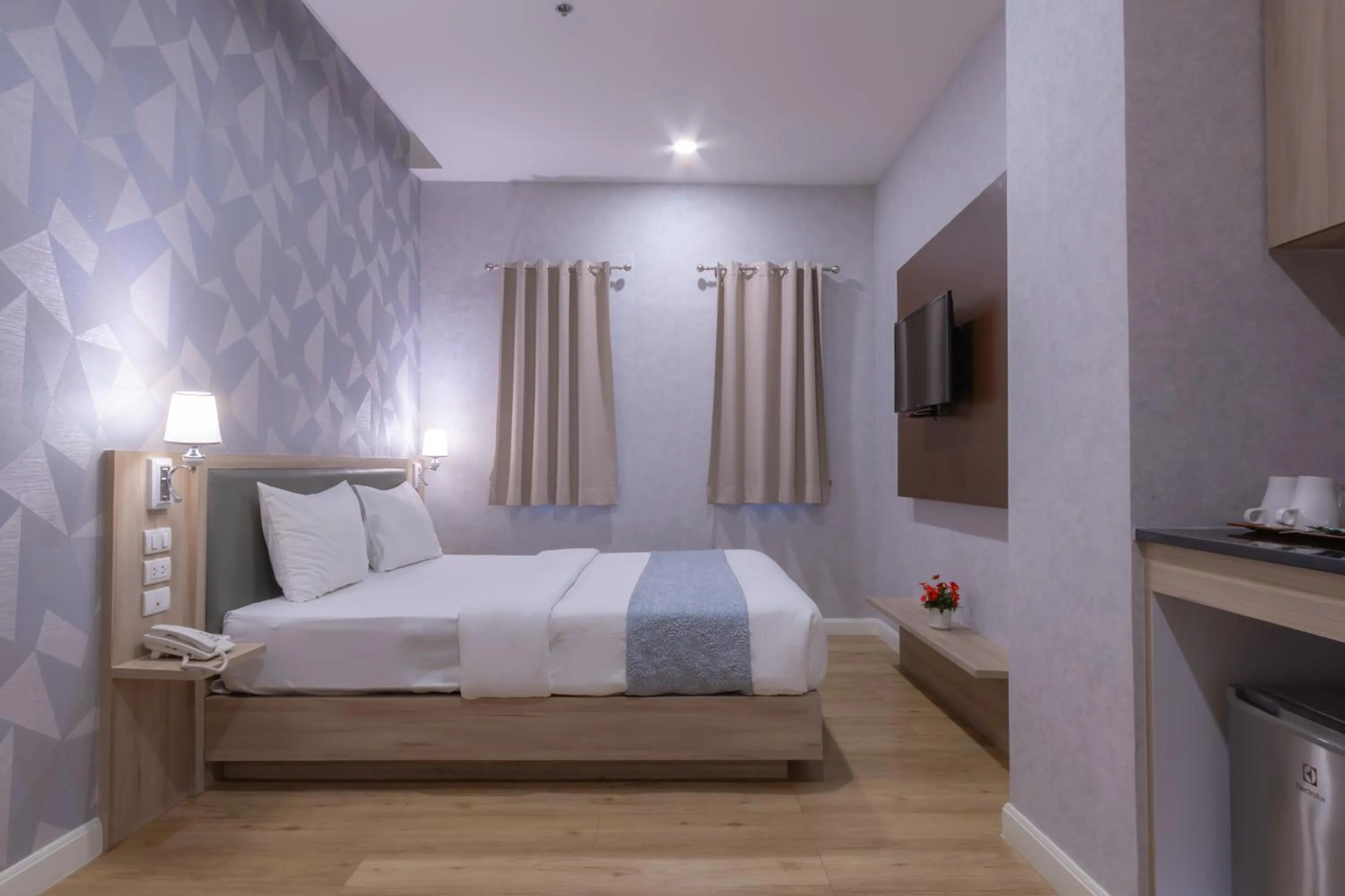 Bedroom, Bed in Leela Orchid Hotel