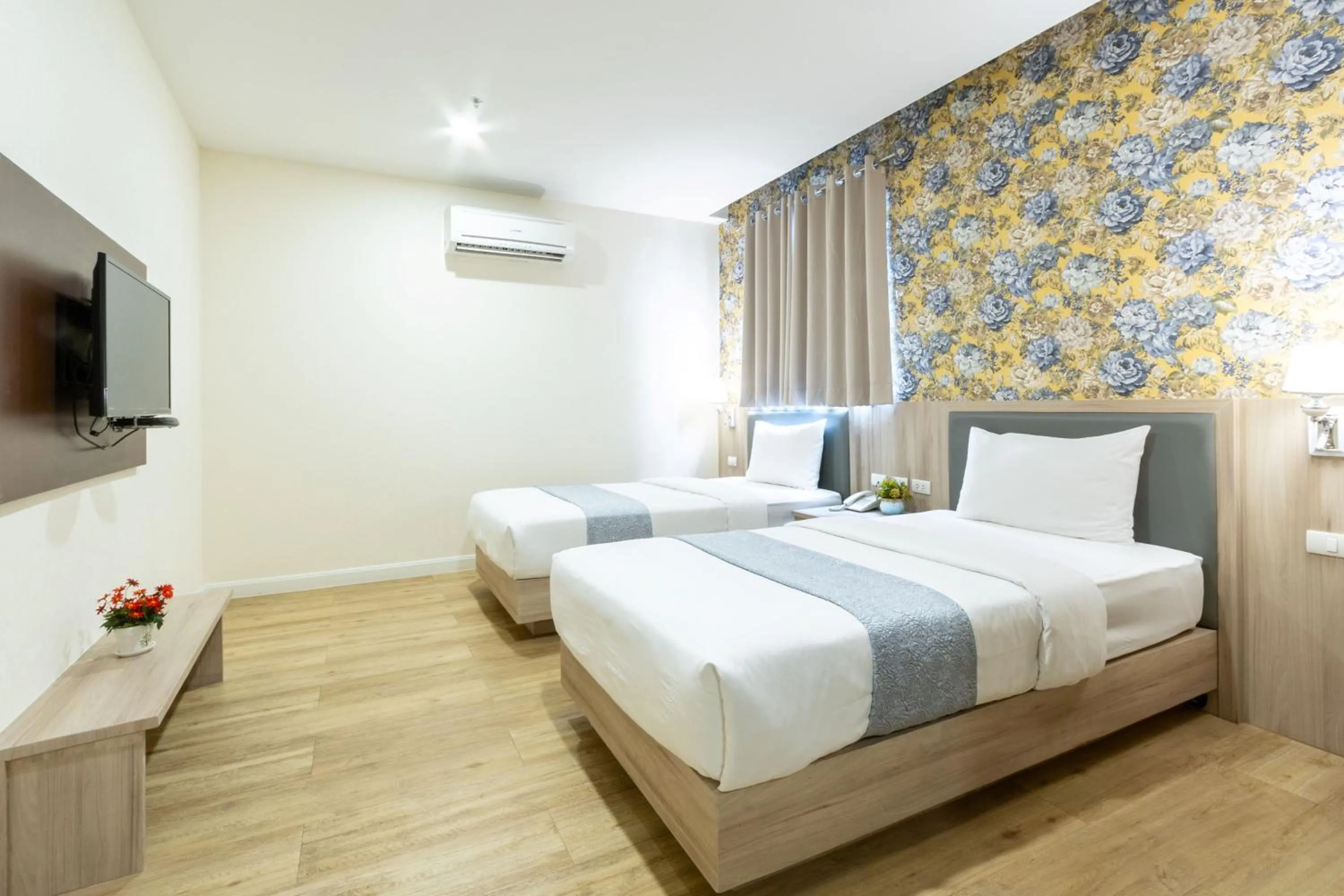 Bedroom, Bed in Leela Orchid Hotel