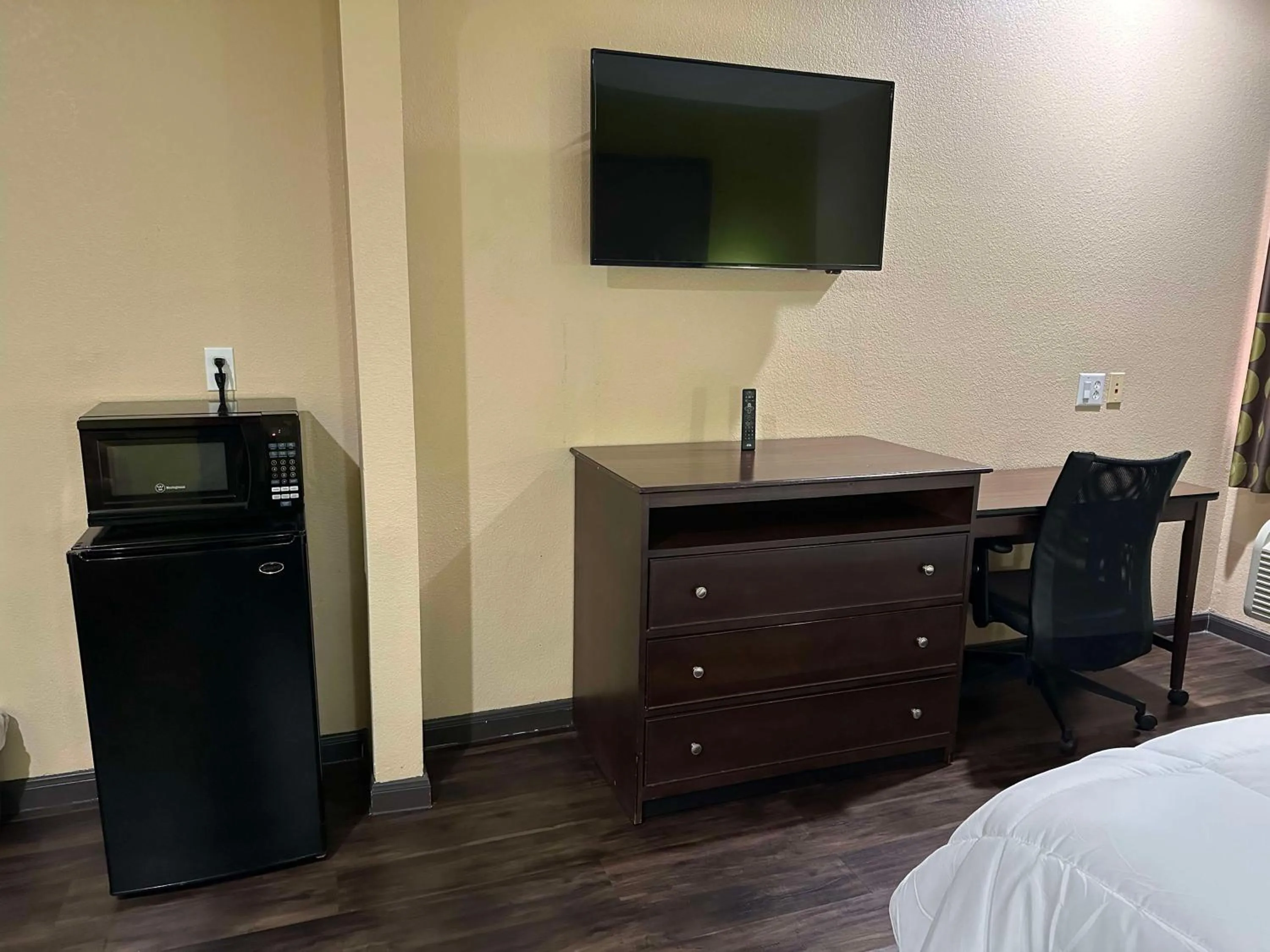 Other, Bed in Super 8 by Wyndham Intercontinental Houston TX