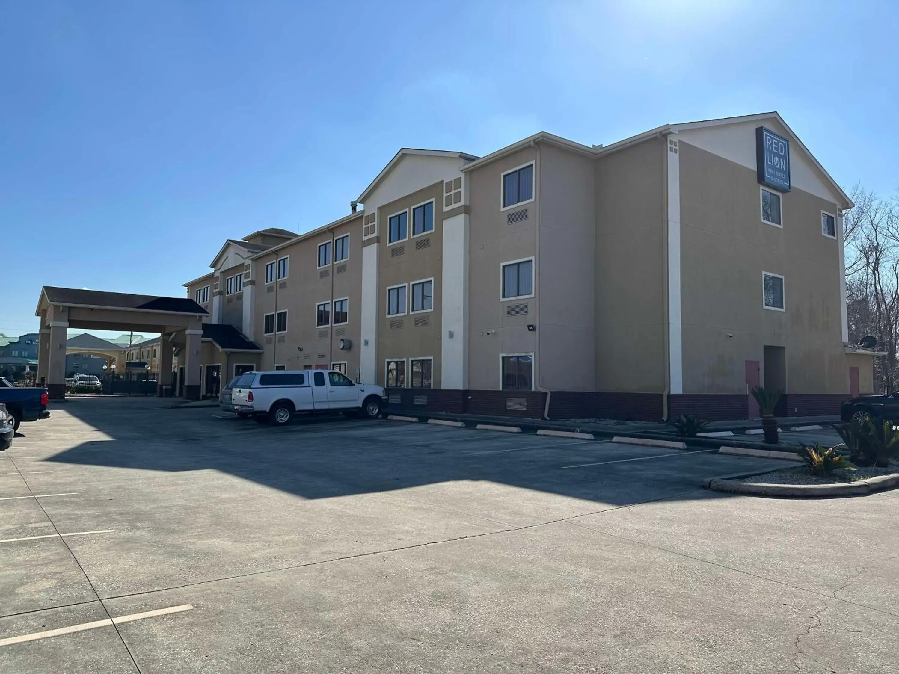 Property building in Red Lion Inn & Suites IAH Airport East Property building in Red Lion Inn & Suites IAH Airport East