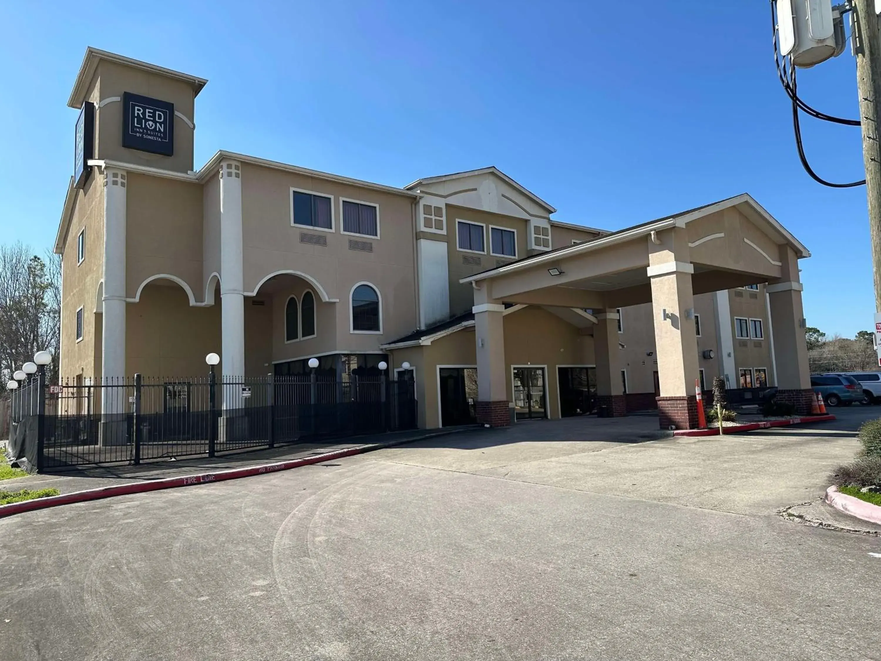 Property building in Red Lion Inn & Suites IAH Airport East Property building in Red Lion Inn & Suites IAH Airport East