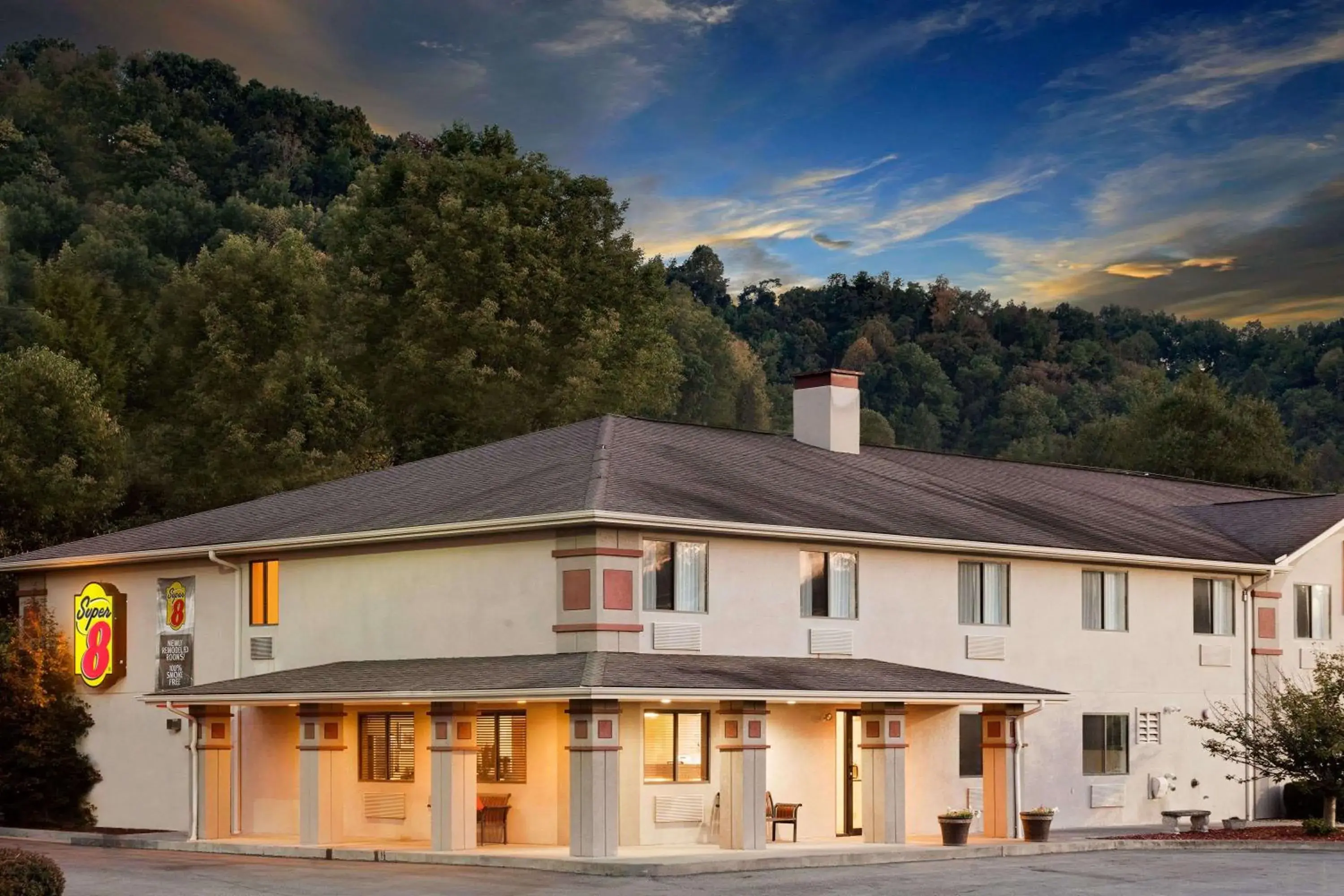 Property building in Super 8 by Wyndham Lebanon Property building in Super 8 by Wyndham Lebanon