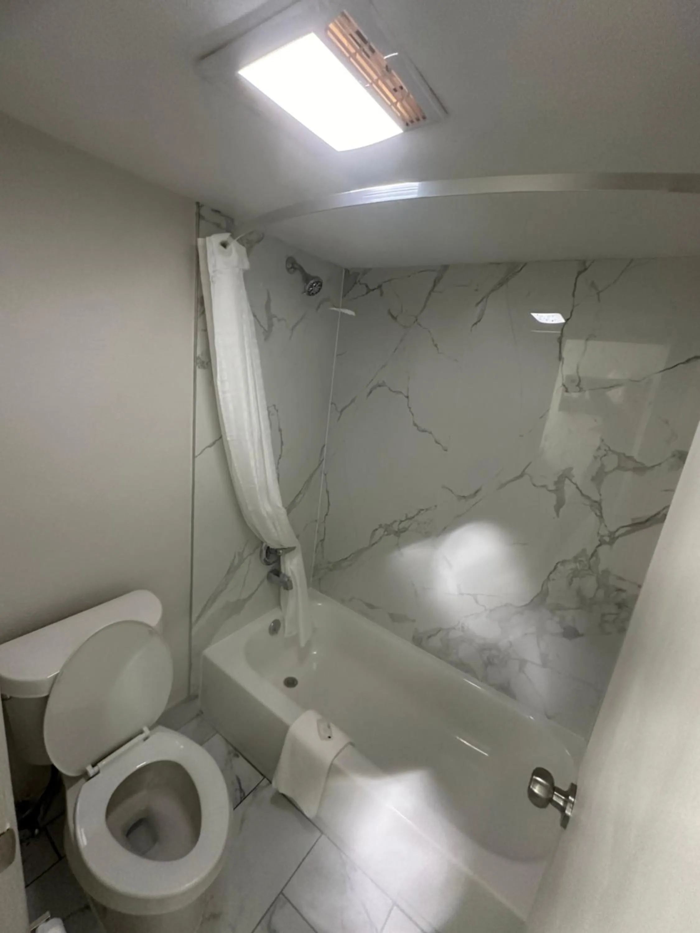 Shower in Quality Inn