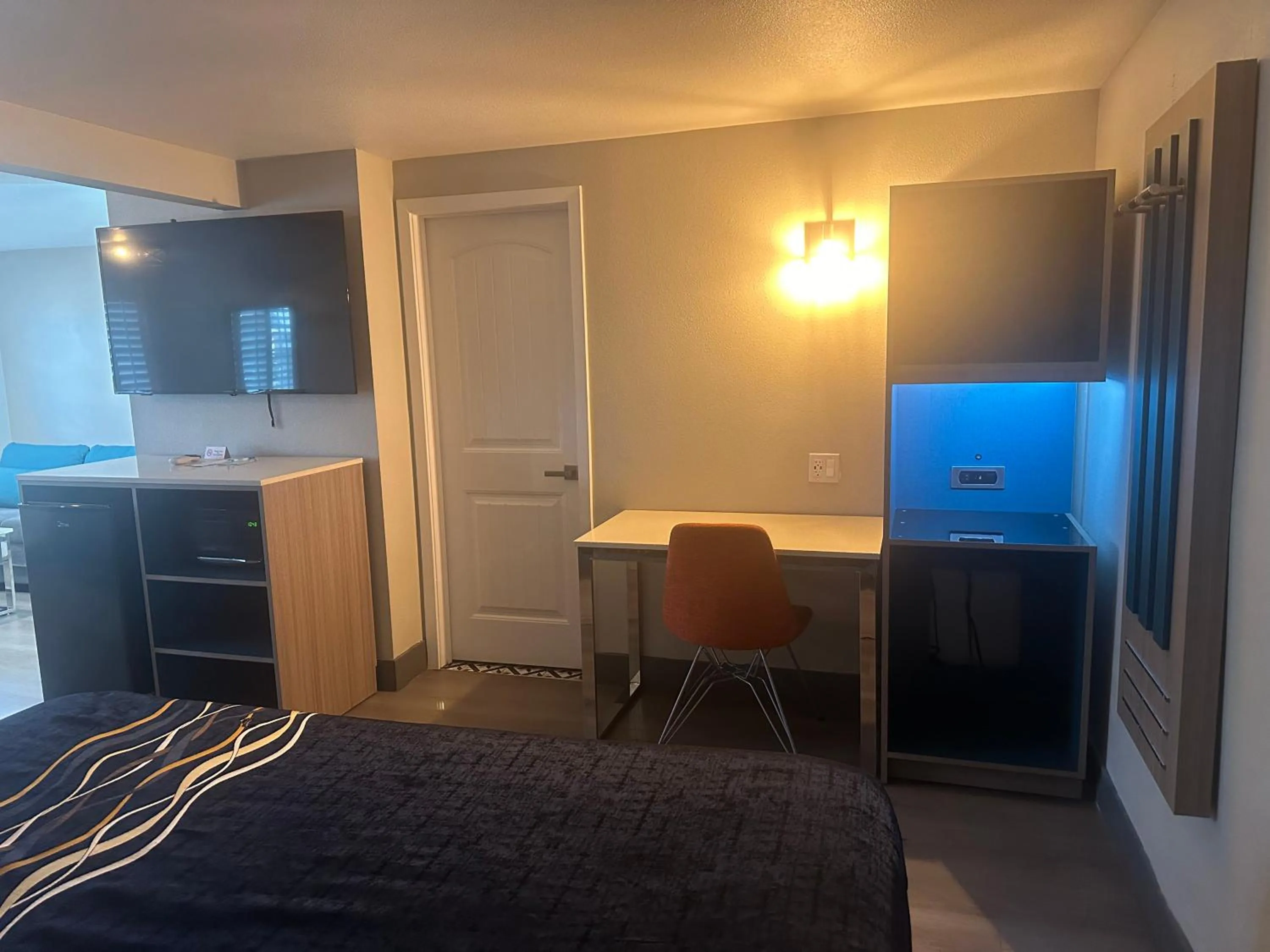 Photo of the whole room, Bed in Super 8 by Wyndham Oceanside Downtown