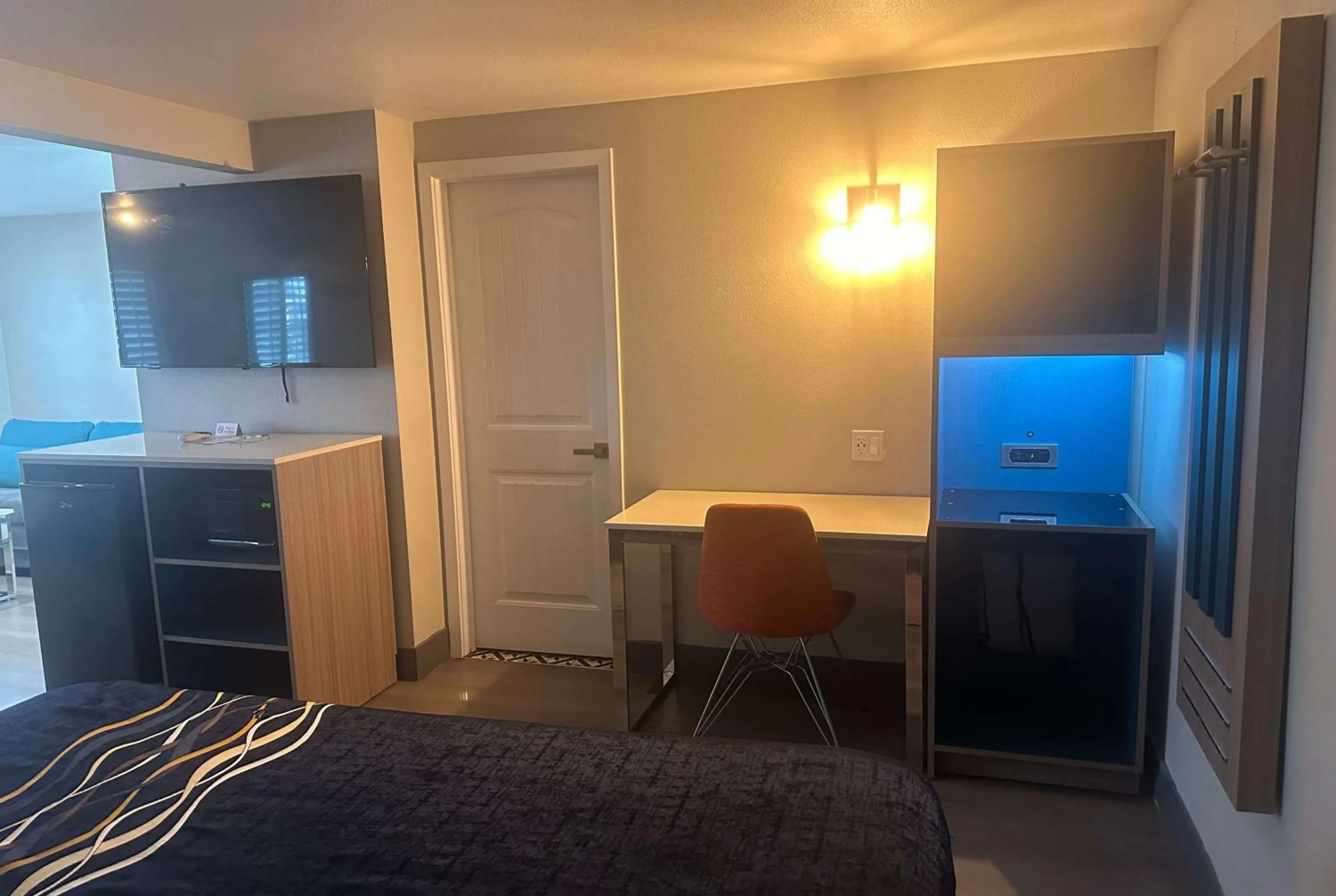 Photo of the whole room, Bed in Super 8 by Wyndham Oceanside Downtown