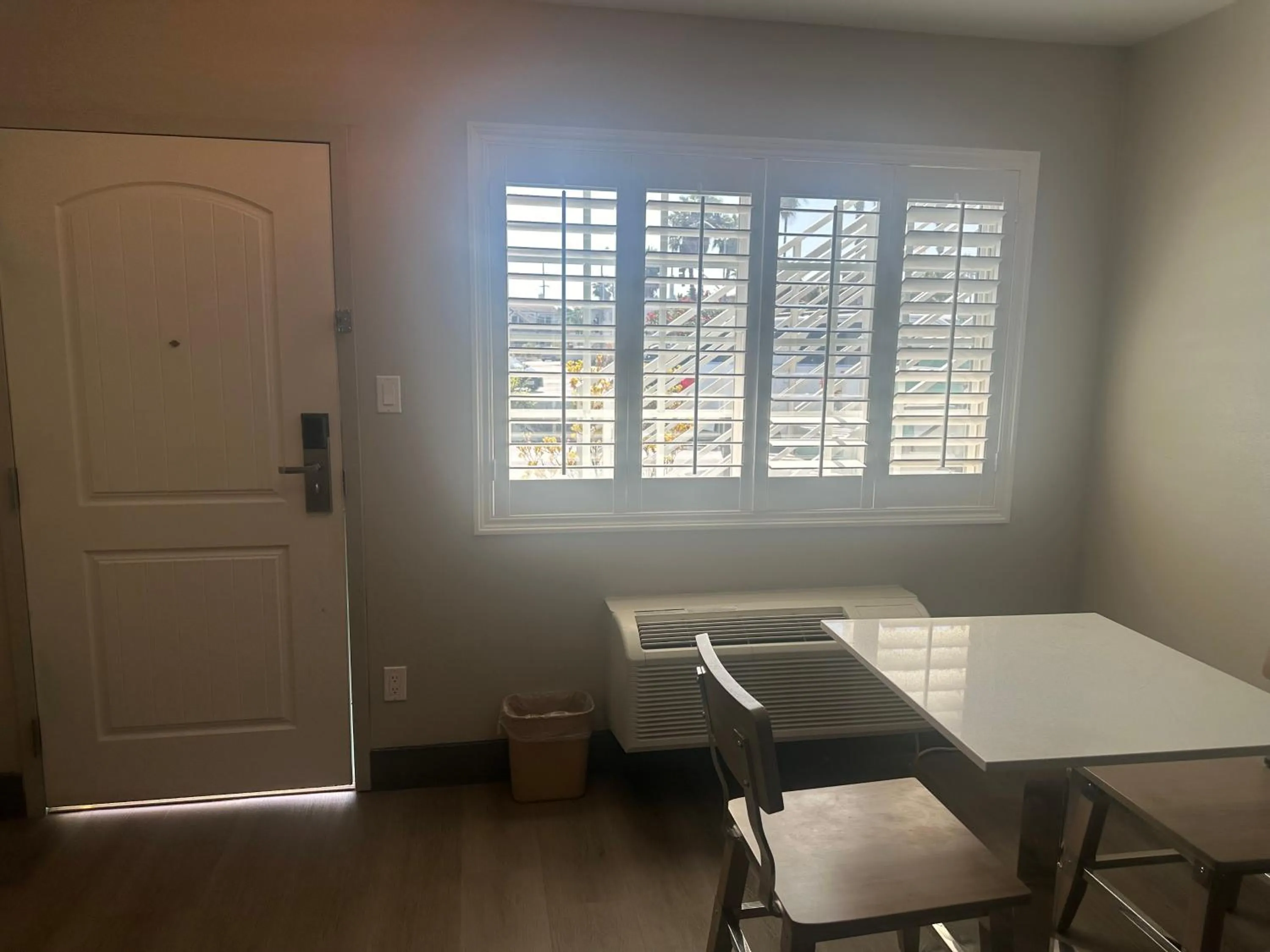 Dining area in Super 8 by Wyndham Oceanside Downtown