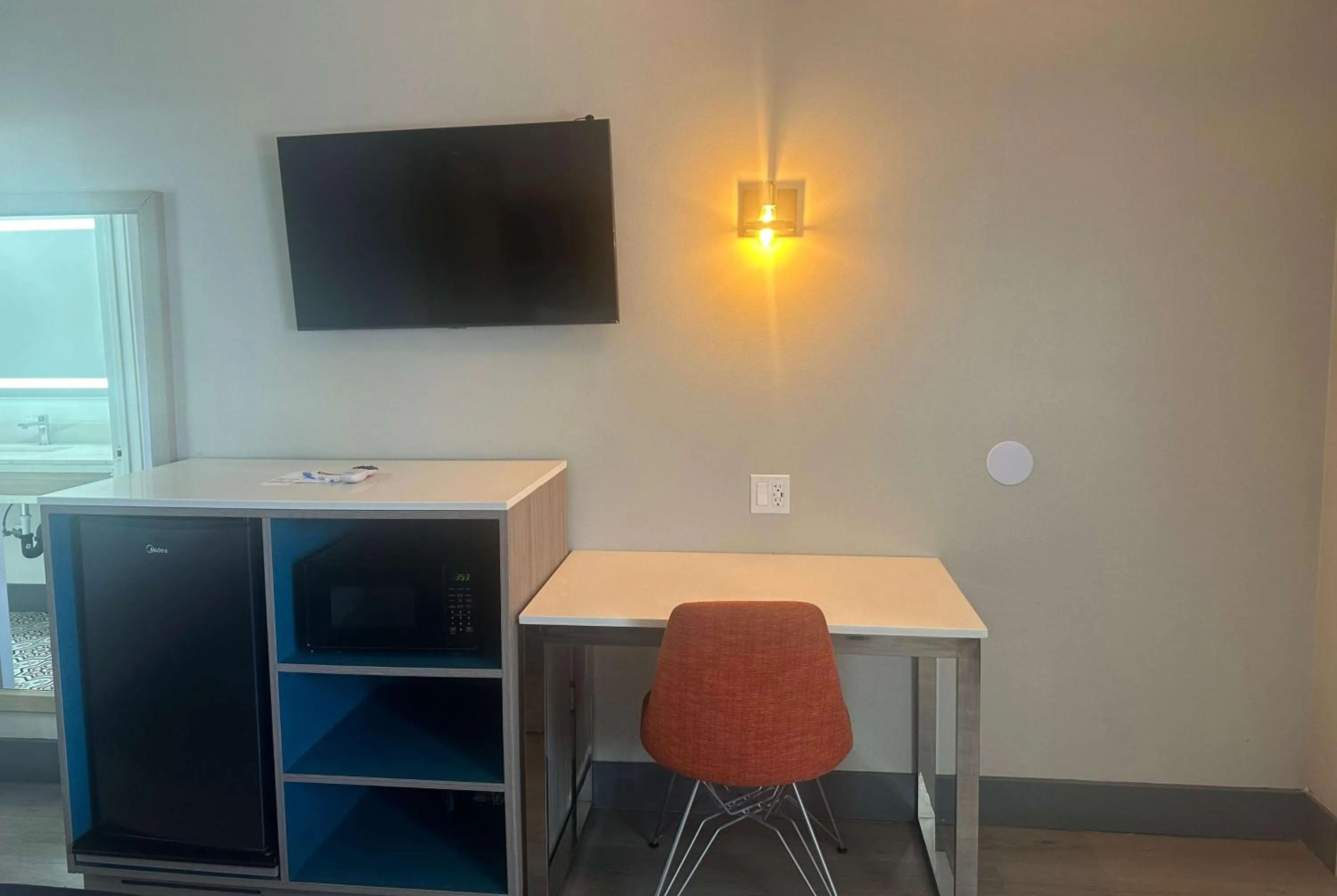 Photo of the whole room in Super 8 by Wyndham Oceanside Downtown