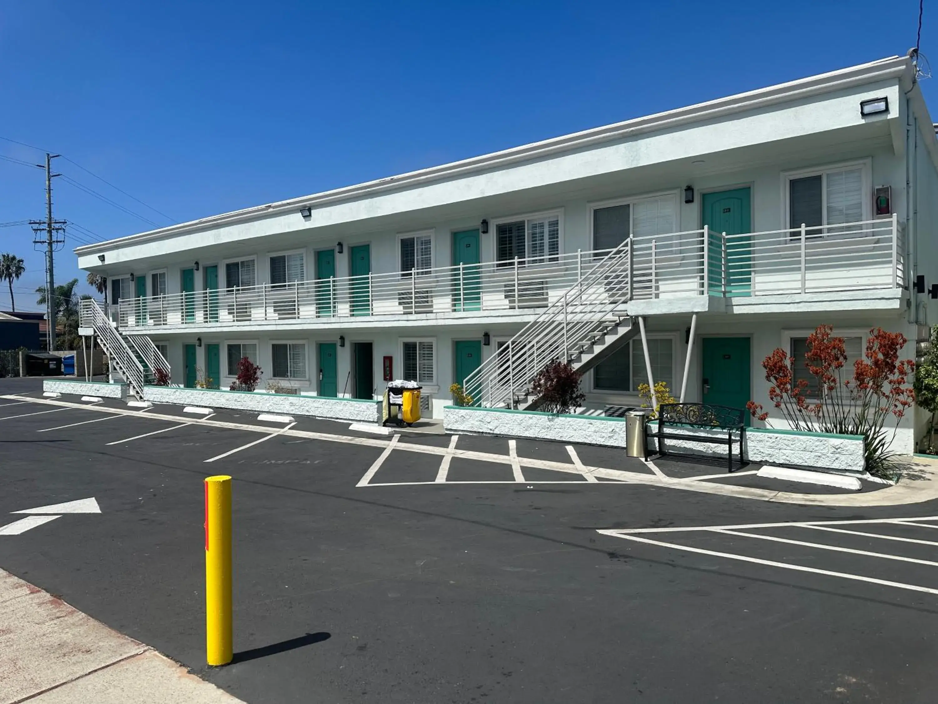 Property building in Super 8 by Wyndham Oceanside Downtown Property building in Super 8 by Wyndham Oceanside Downtown