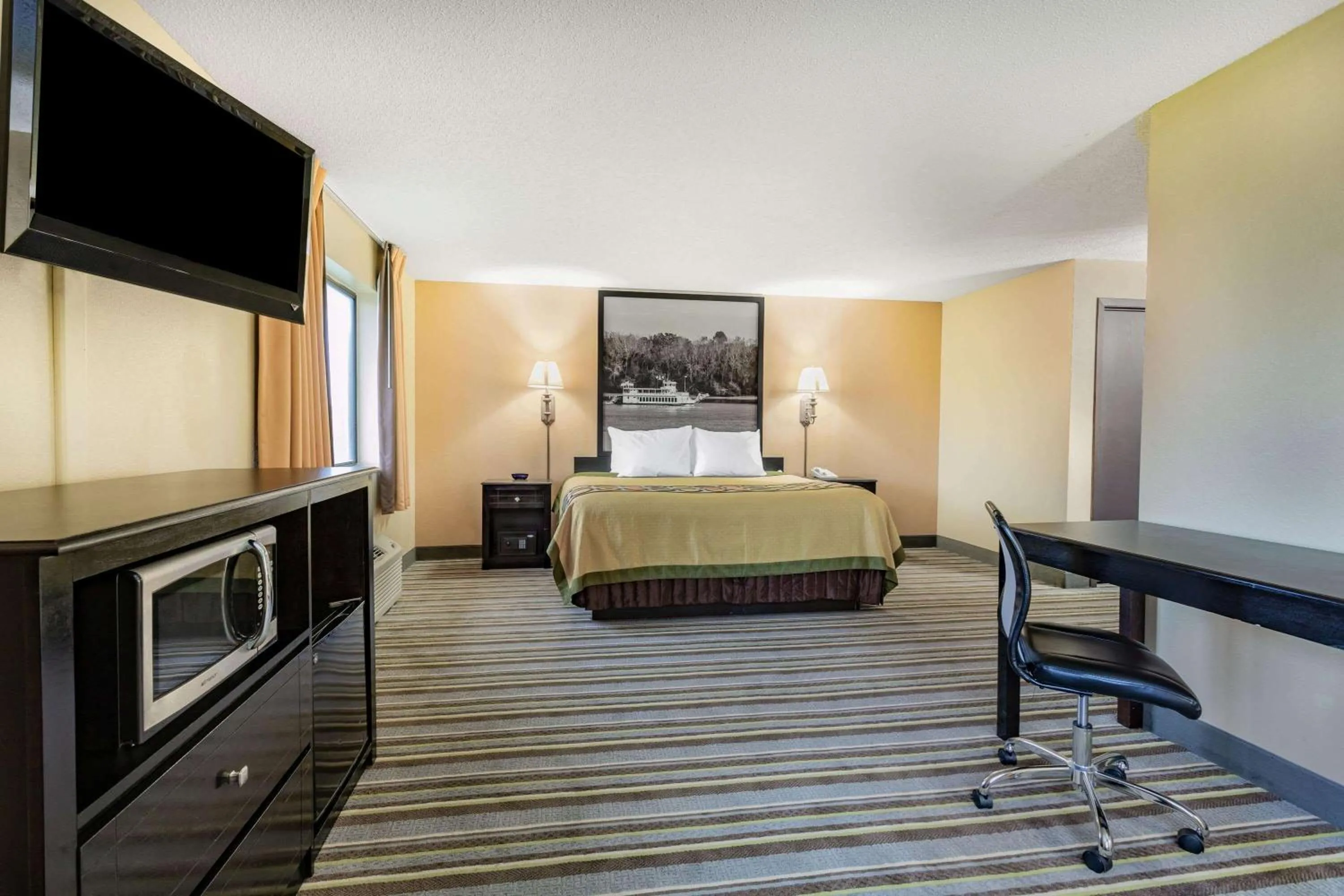Photo of the whole room, Bed in Super 8 by Wyndham Iowa Falls