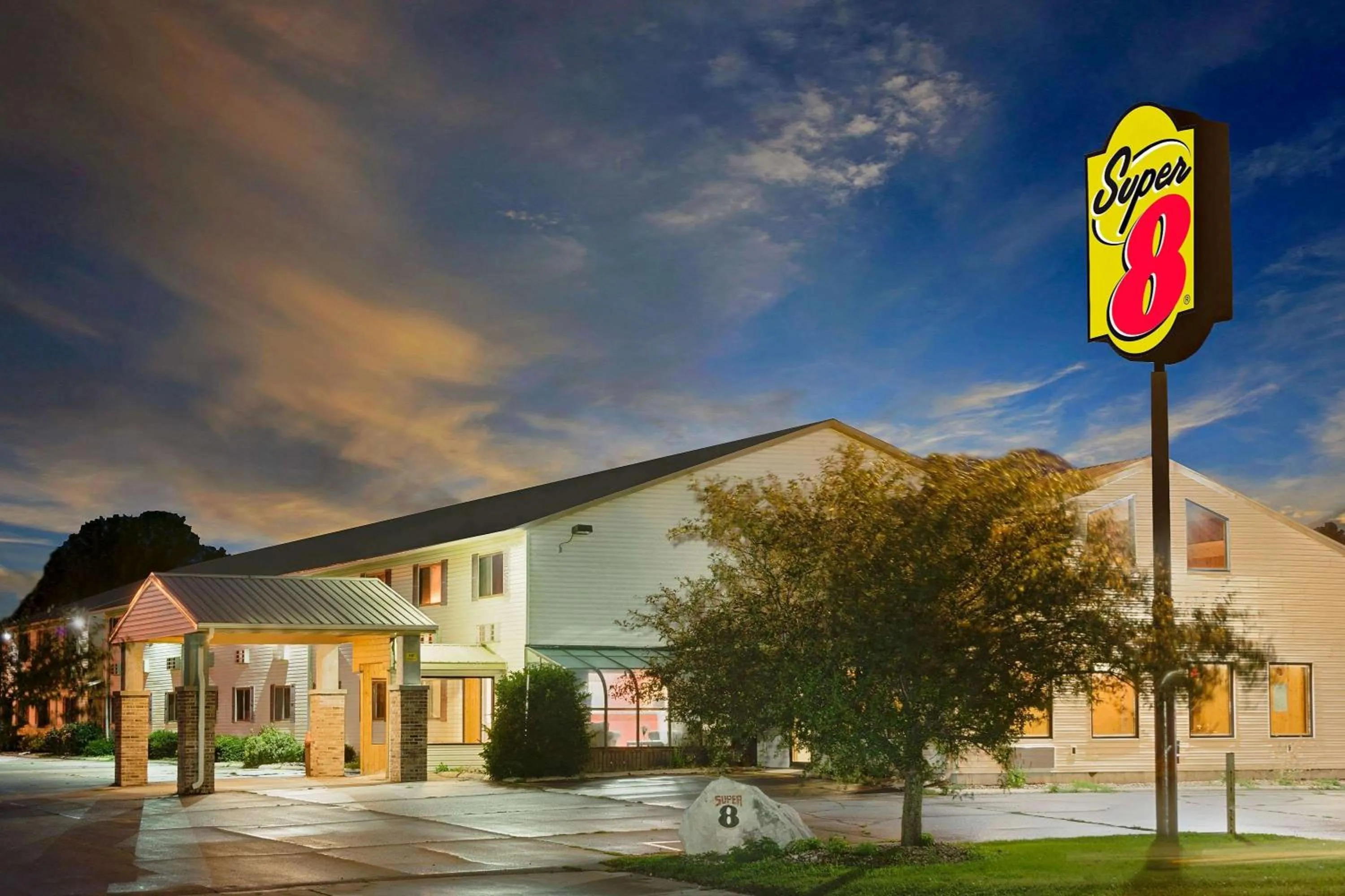 Property building in Super 8 by Wyndham Iowa Falls