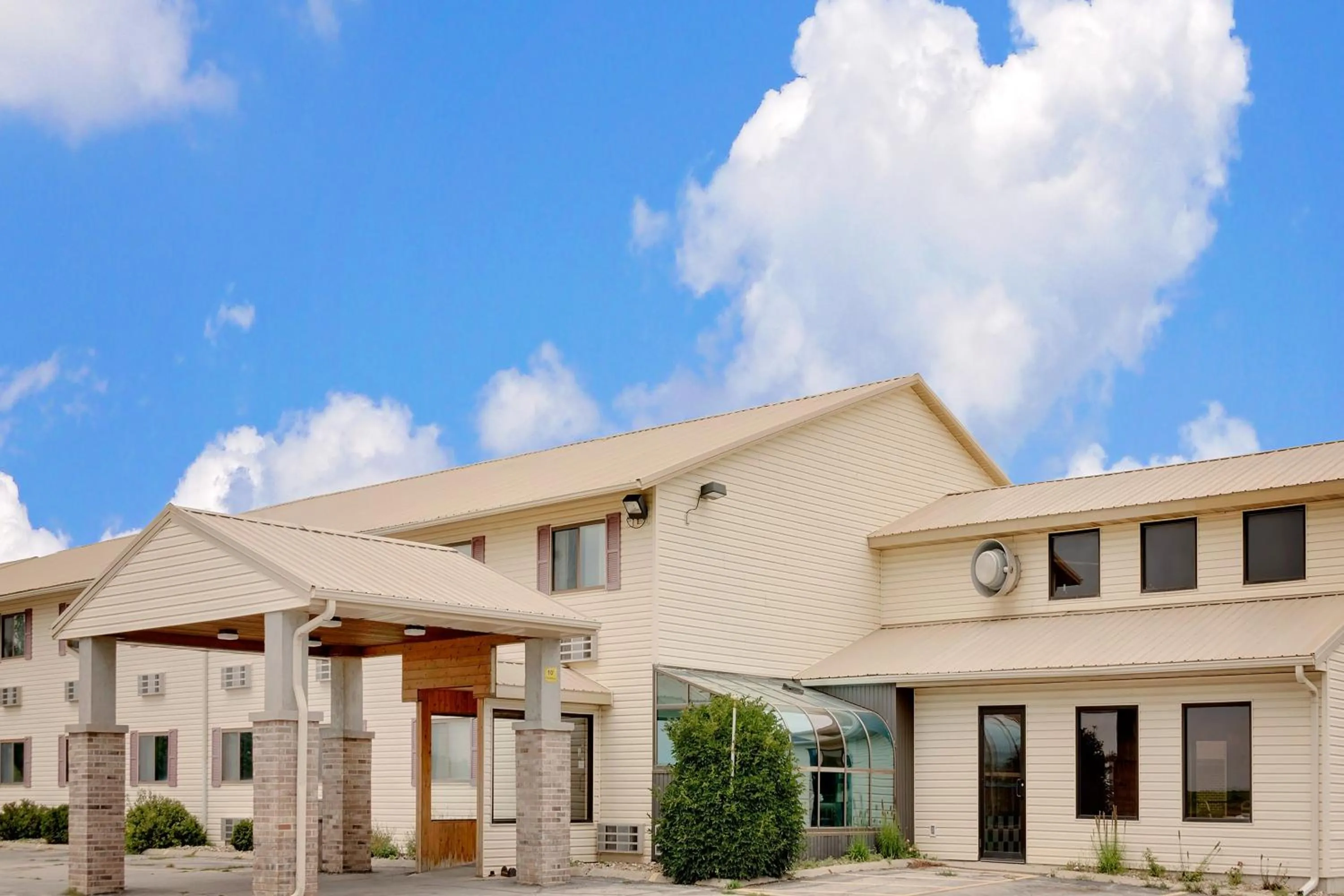 Property building in Super 8 by Wyndham Iowa Falls