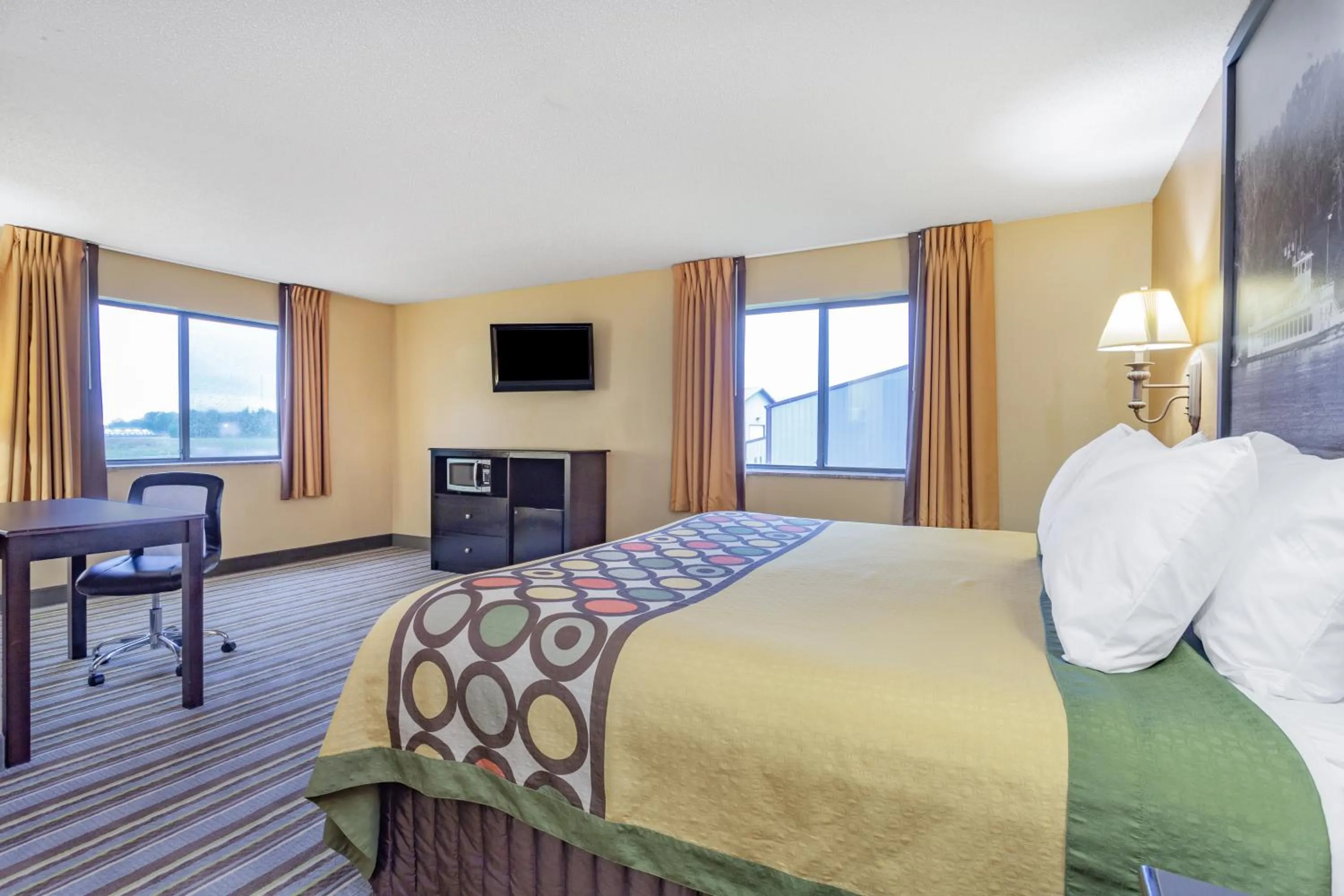 Photo of the whole room, Bed in Super 8 by Wyndham Iowa Falls