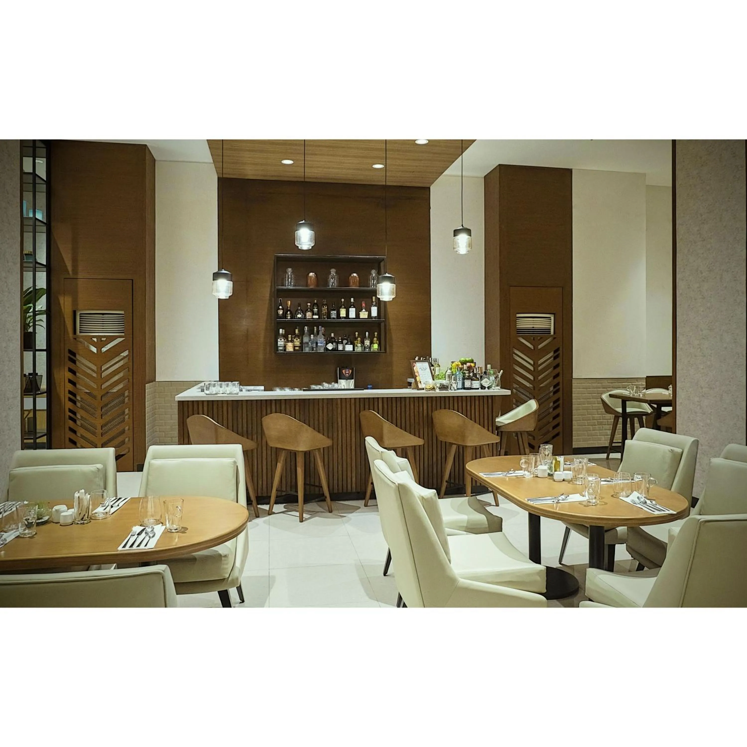 Restaurant/places to eat in Summit Hotel Greenhills