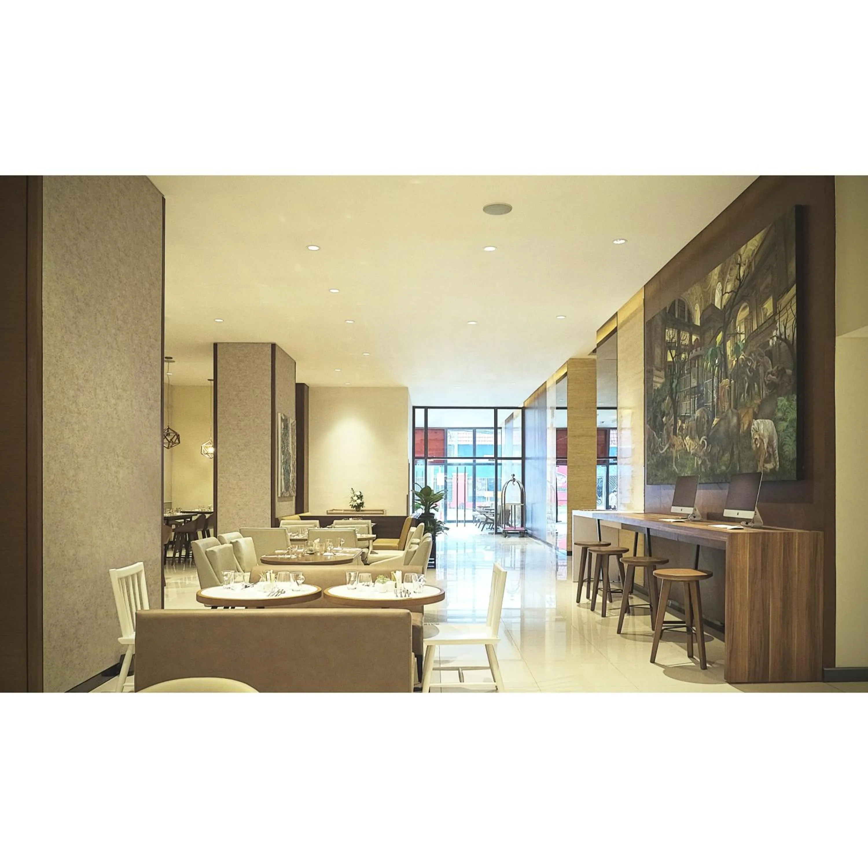 Restaurant/places to eat in Summit Hotel Greenhills