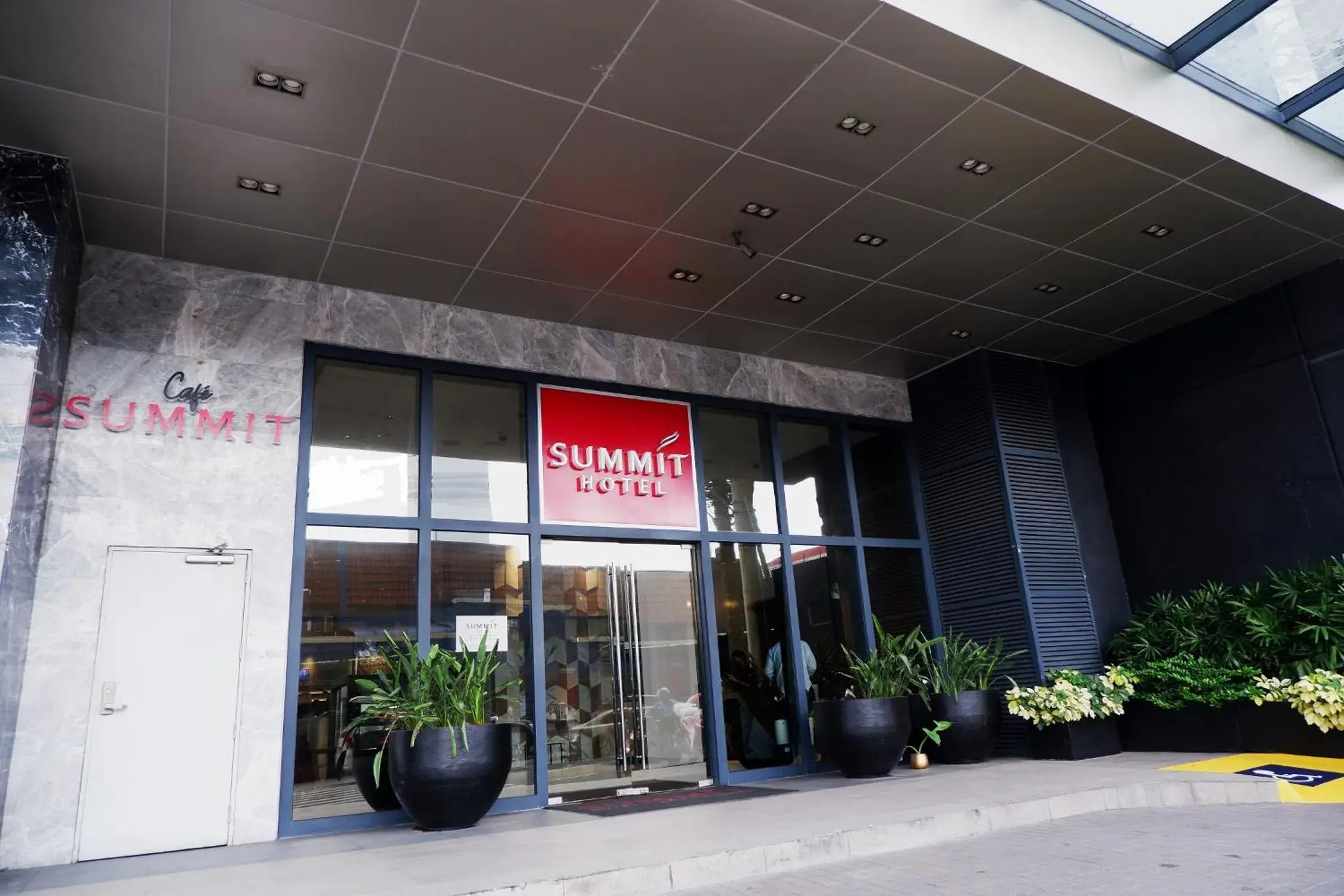 Facade/entrance in Summit Hotel Greenhills Facade/entrance in Summit Hotel Greenhills