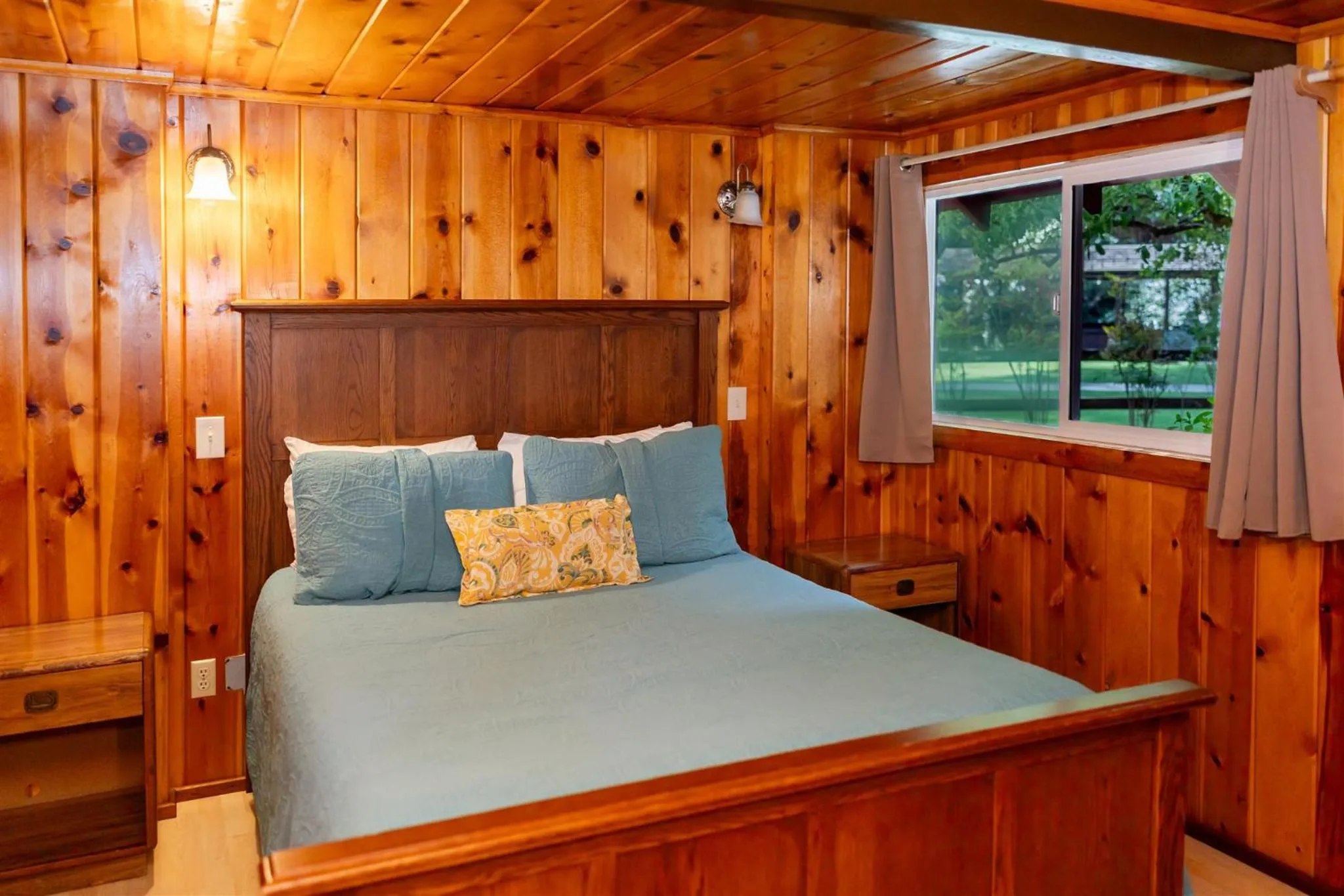 Bedroom, Bed in Fern River Resort