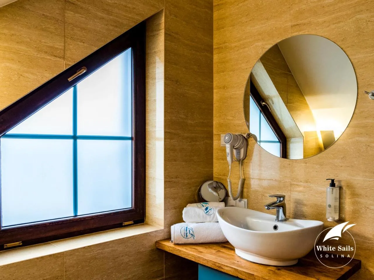 Shower in White Sails Solina