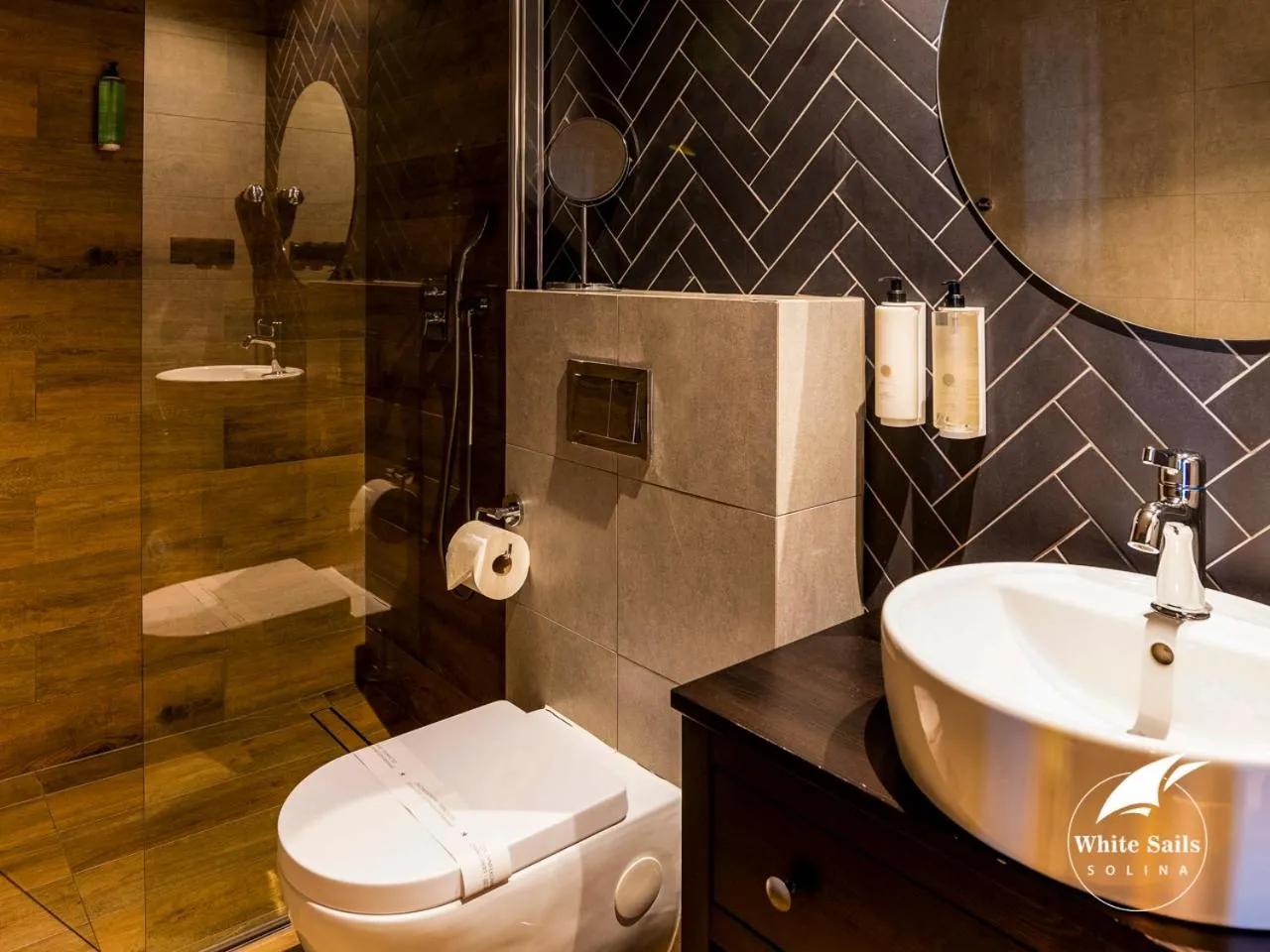 Shower in White Sails Solina