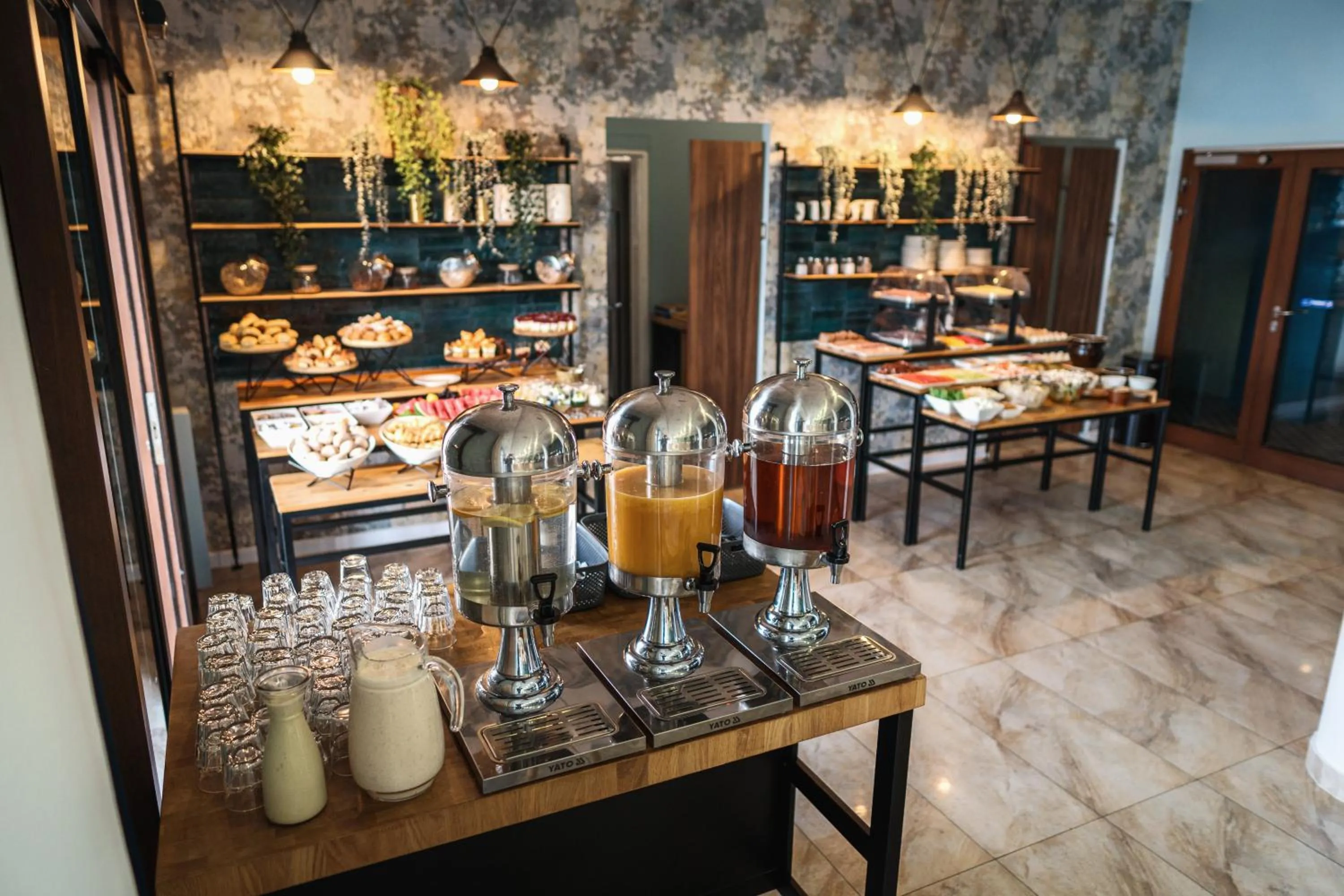 Restaurant/places to eat in White Sails Solina