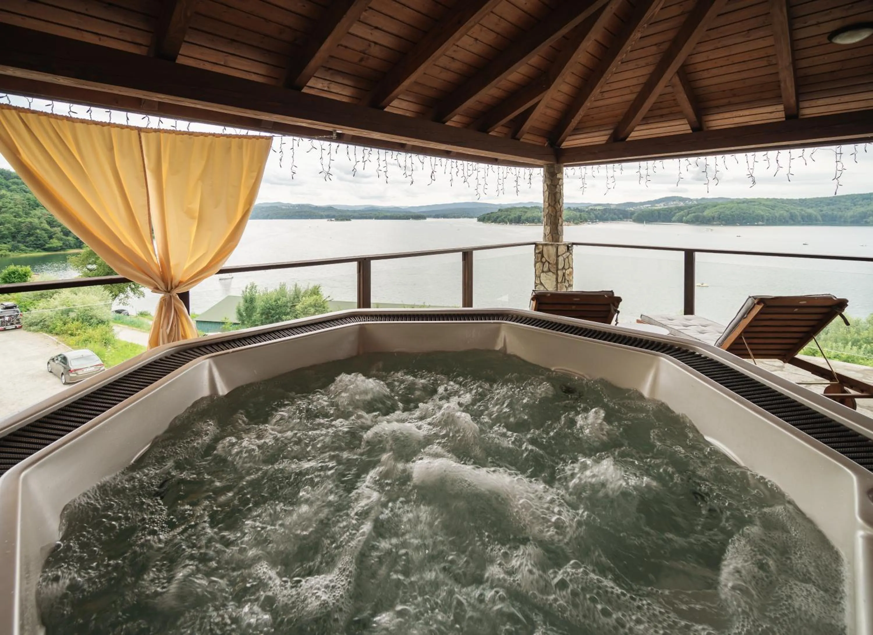 Hot Tub in White Sails Solina