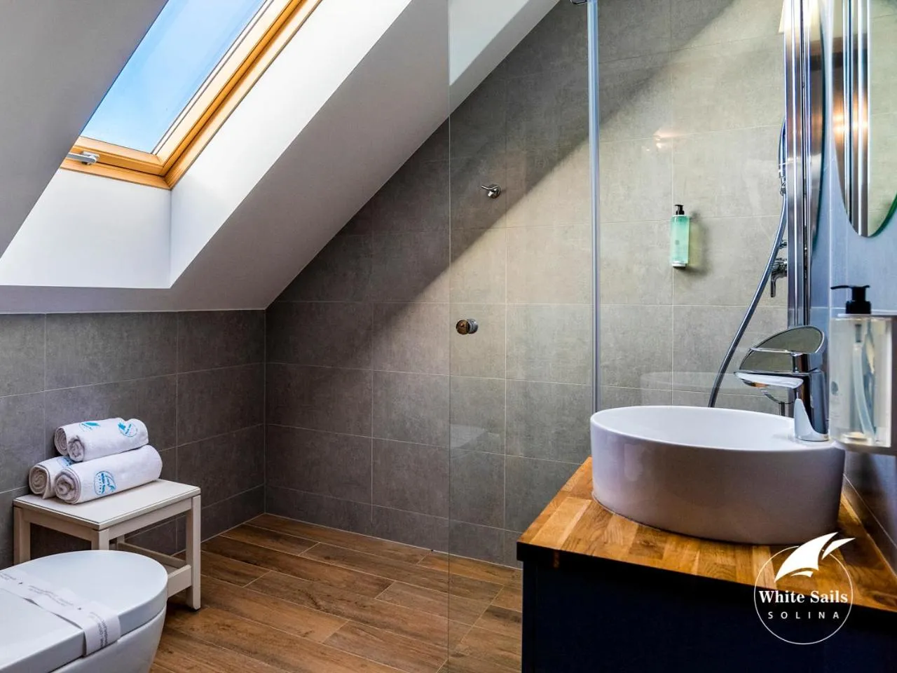 Shower in White Sails Solina
