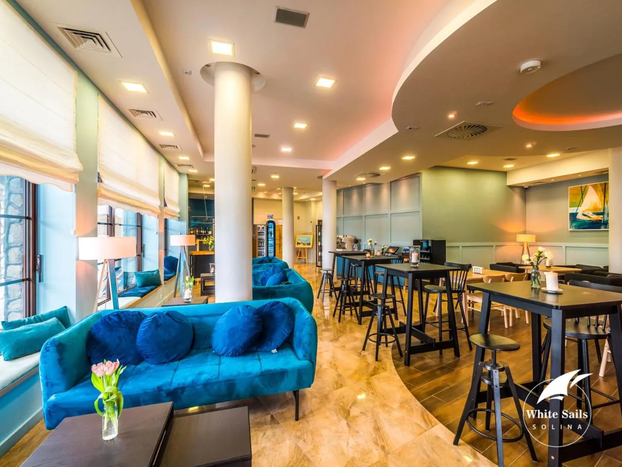 Restaurant/places to eat in White Sails Solina