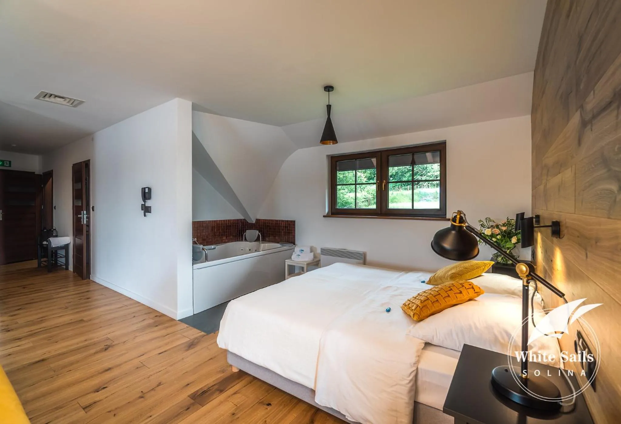 Hot Tub, Bed in White Sails Solina