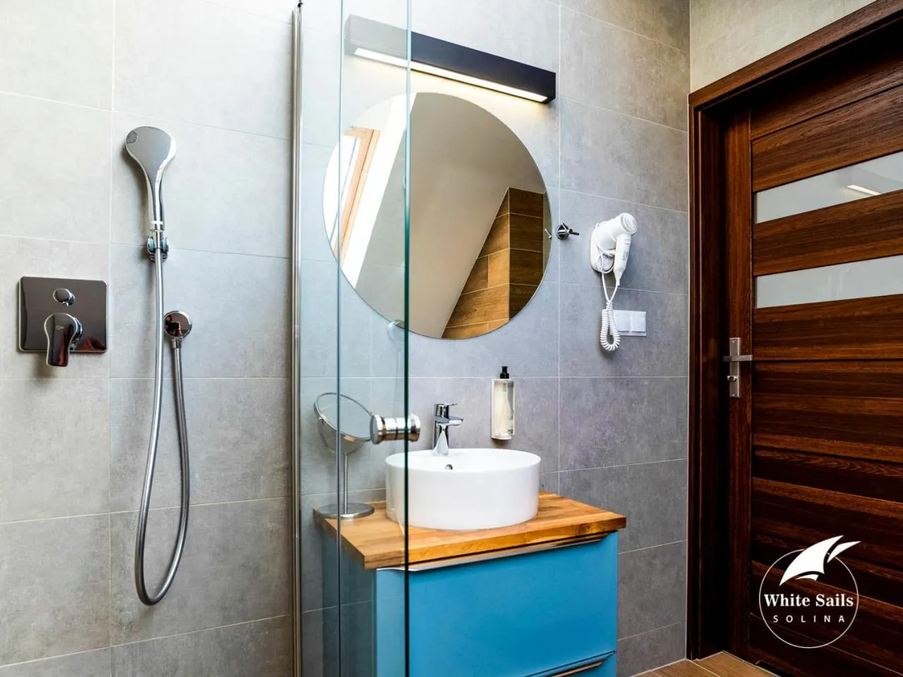 Shower in White Sails Solina