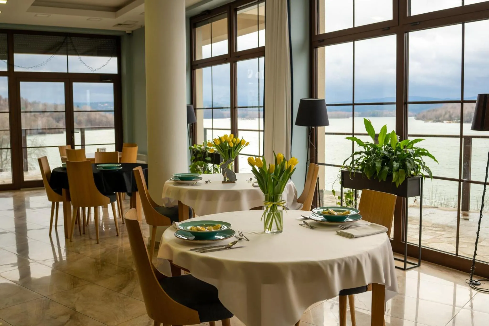 Restaurant/places to eat in White Sails Solina