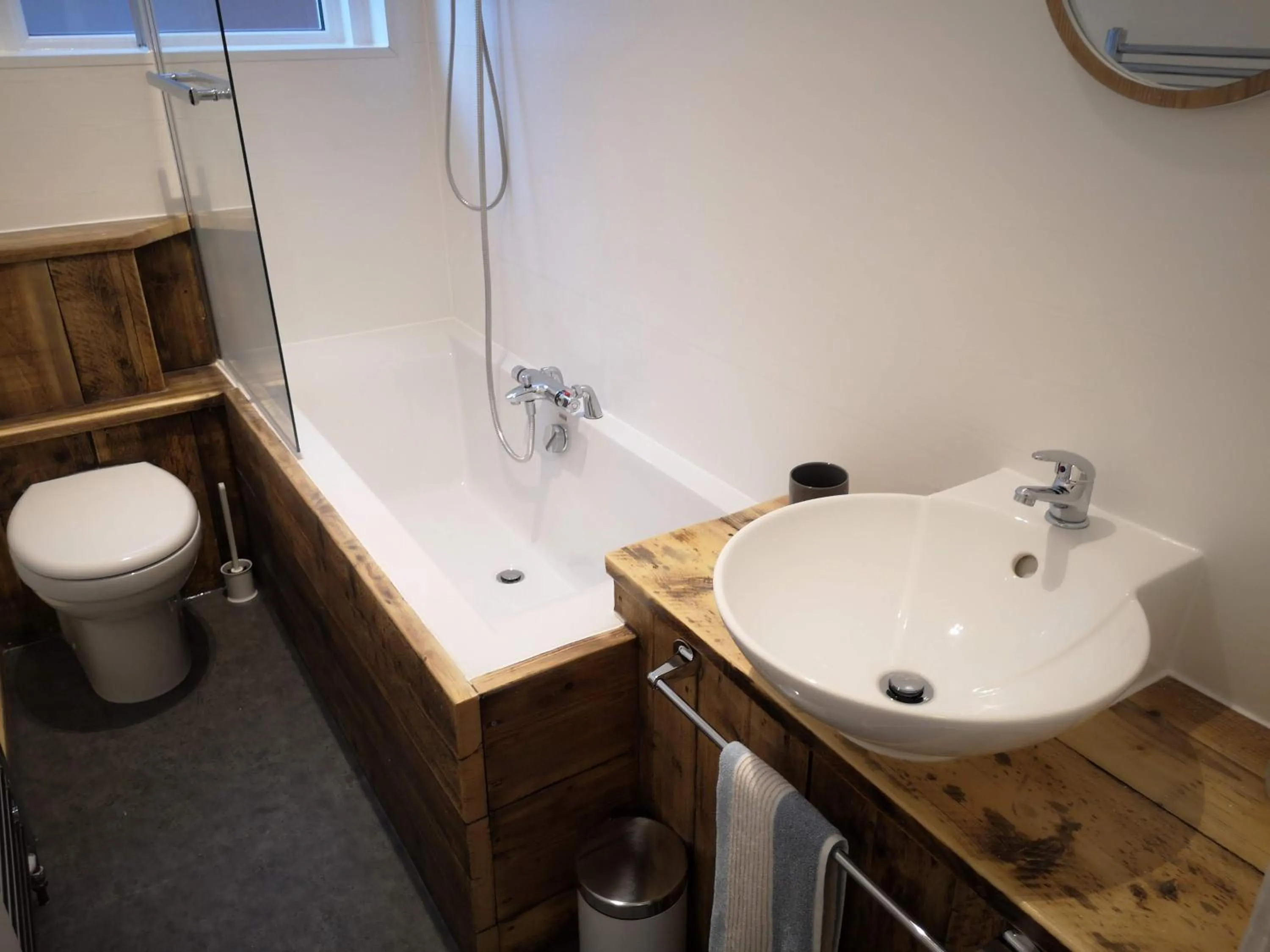 Bathroom in 2 Bedroom Apartment at Kent Escapes Short Lets & Serviced Accommodation Kent, Bouverie Escape Folkestone with Wifi