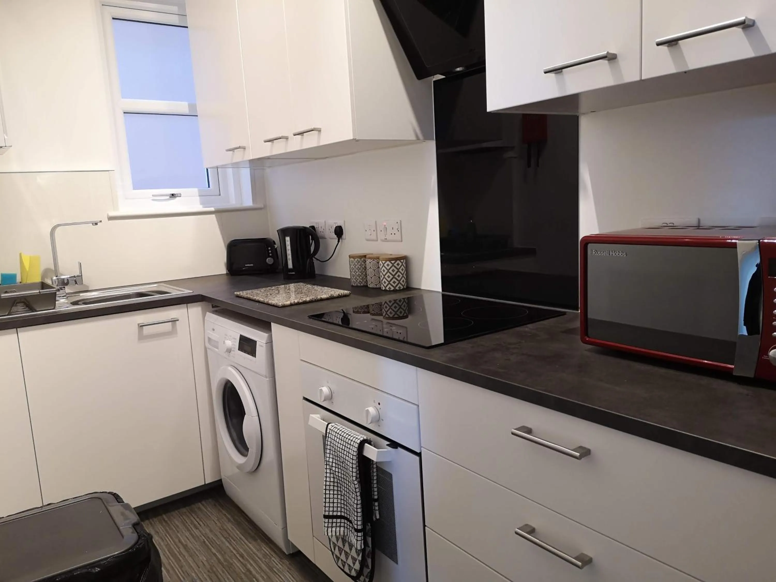 Kitchen or kitchenette in 2 Bedroom Apartment at Kent Escapes Short Lets & Serviced Accommodation Kent, Bouverie Escape Folkestone with Wifi