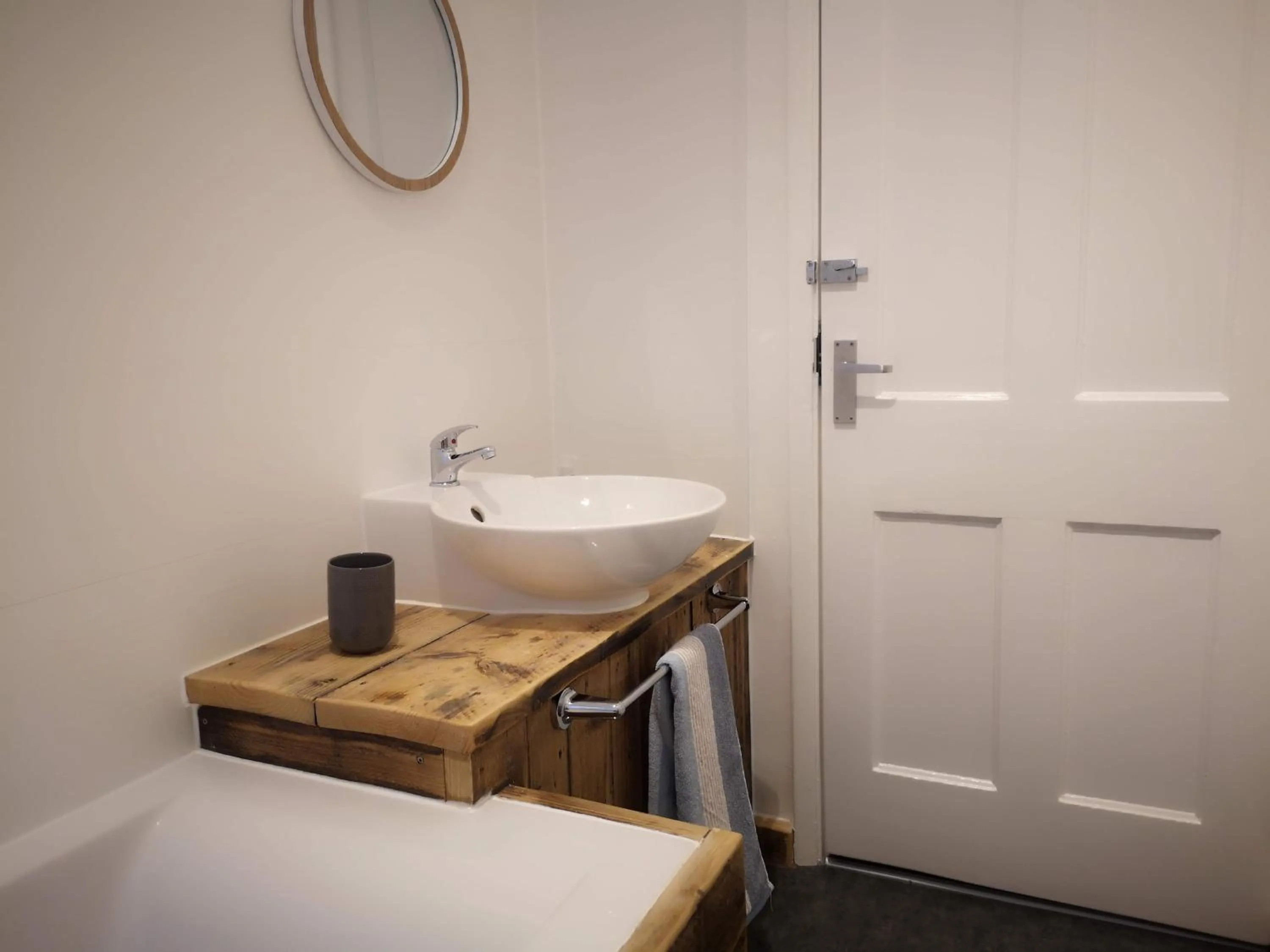 Bathroom in 2 Bedroom Apartment at Kent Escapes Short Lets & Serviced Accommodation Kent, Bouverie Escape Folkestone with Wifi