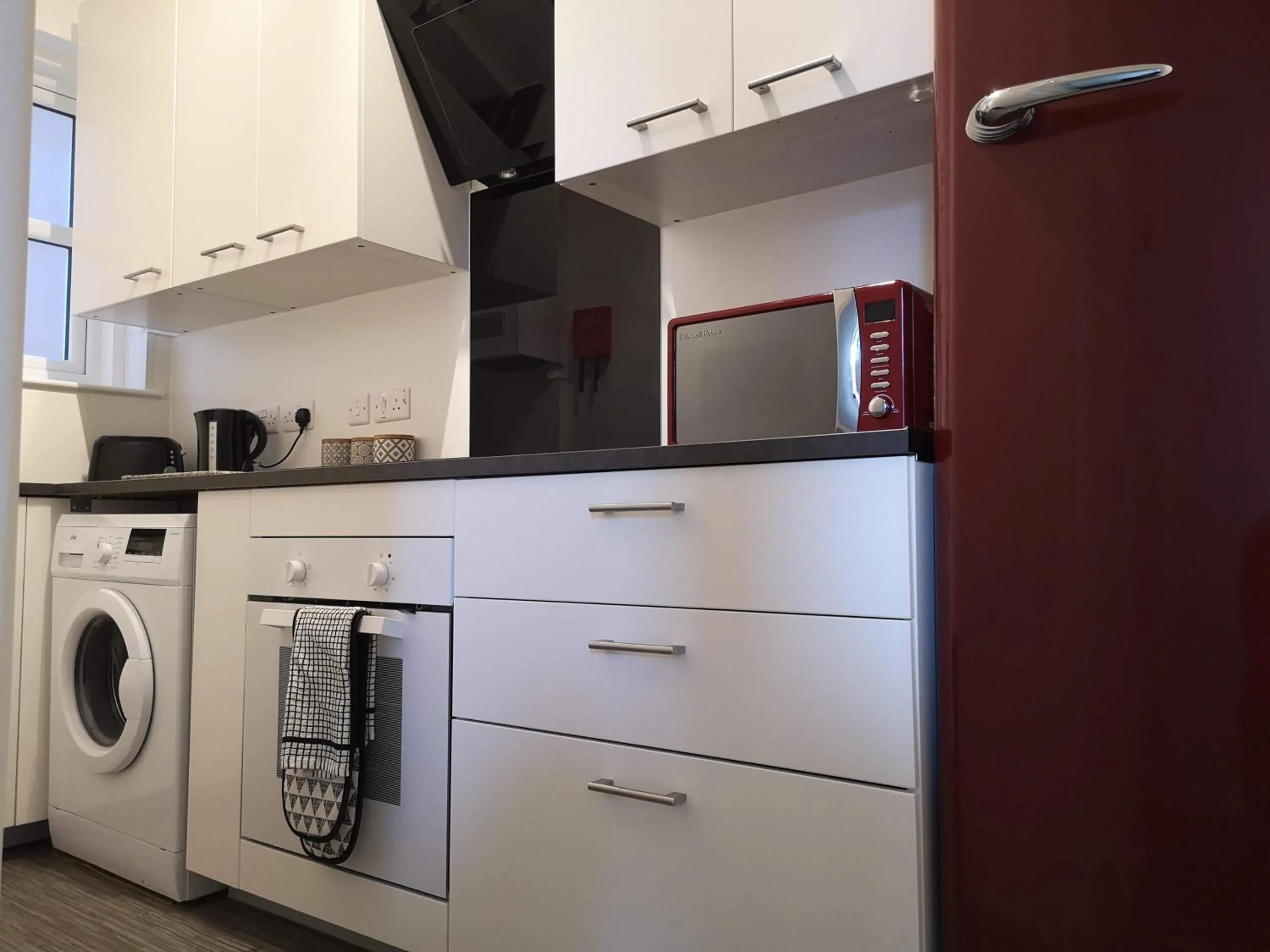 Kitchen or kitchenette in 2 Bedroom Apartment at Kent Escapes Short Lets & Serviced Accommodation Kent, Bouverie Escape Folkestone with Wifi