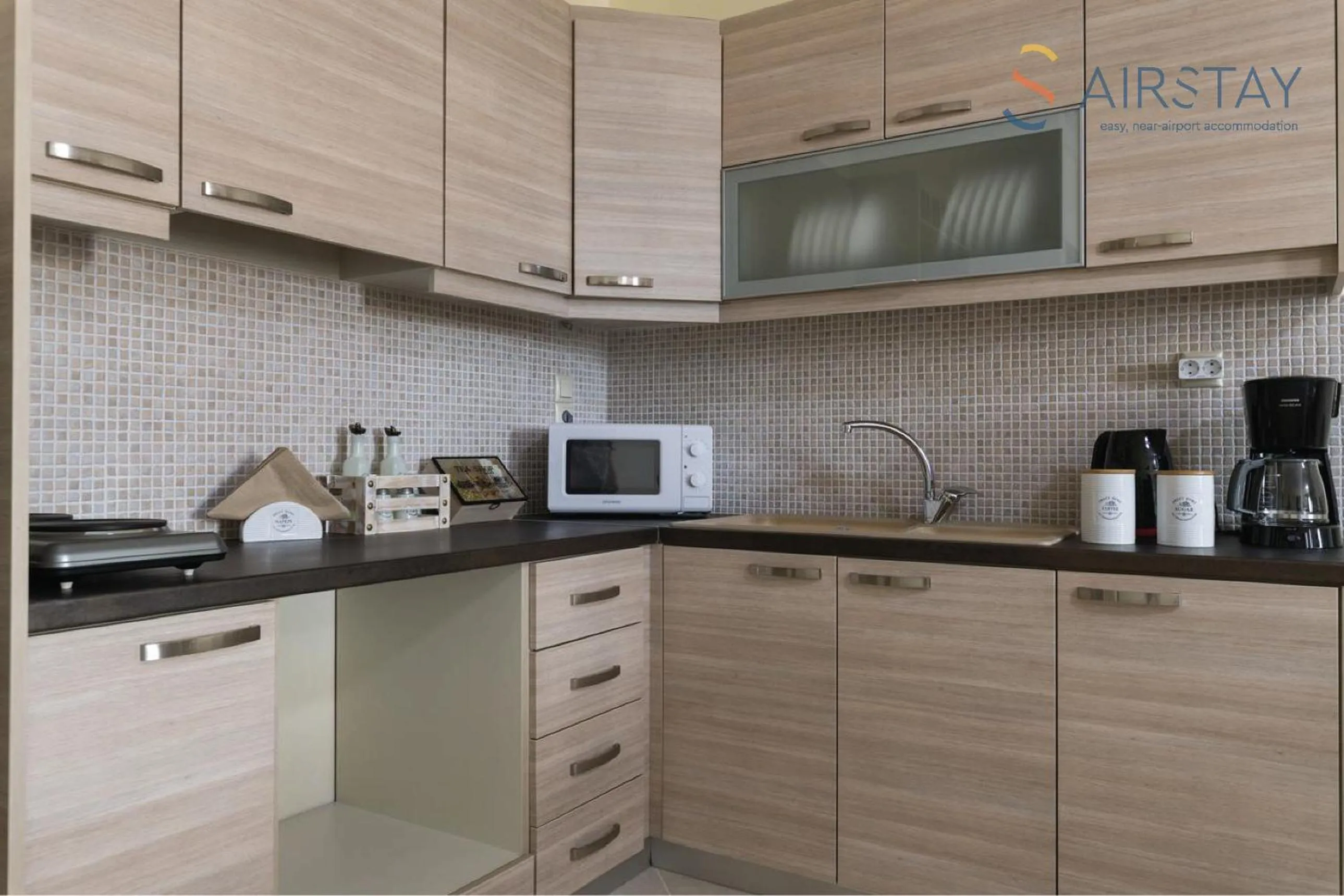 Coffee/tea facilities in Thresh Apartments Airport by Airstay