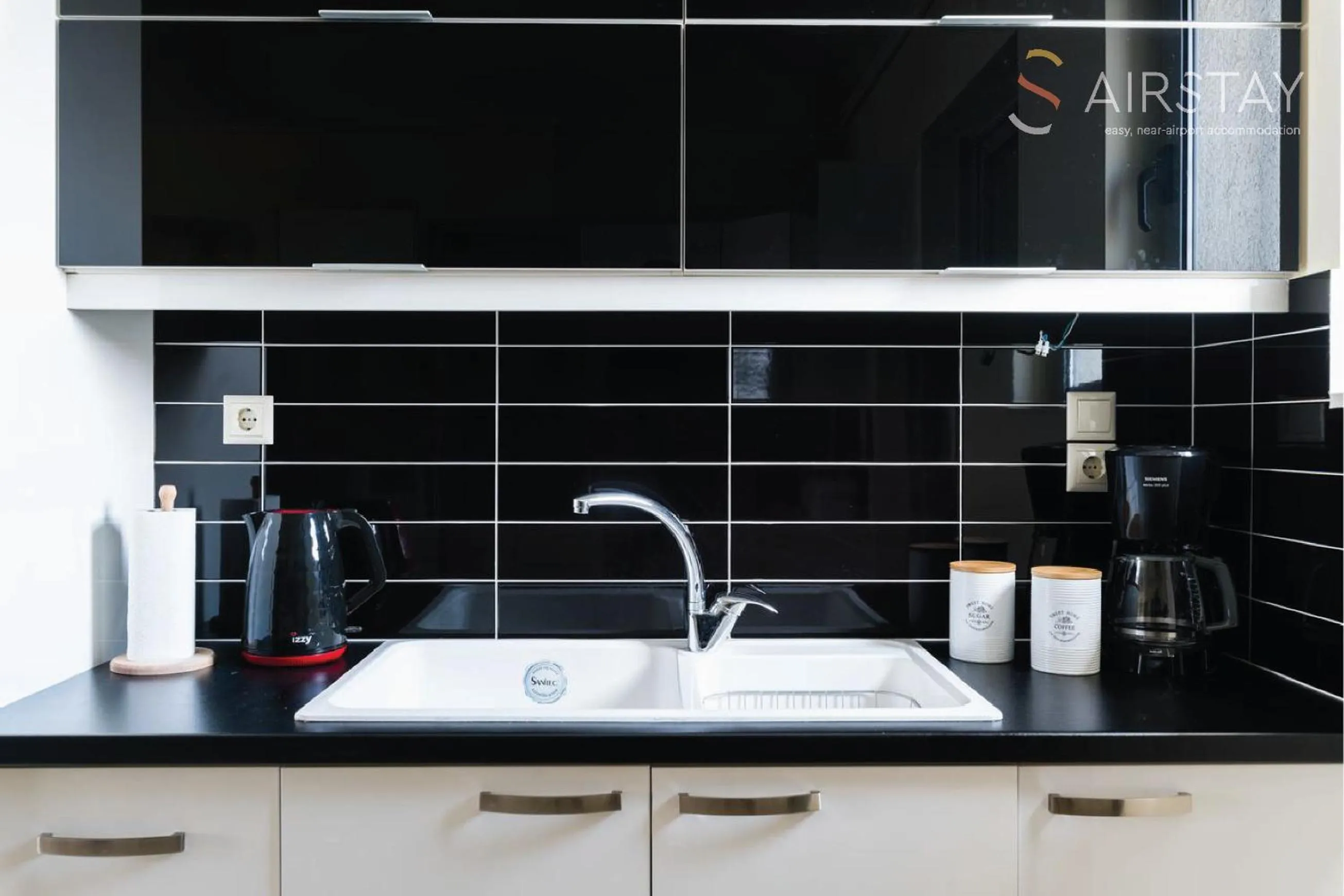 Coffee/tea facilities in Thresh Apartments Airport by Airstay