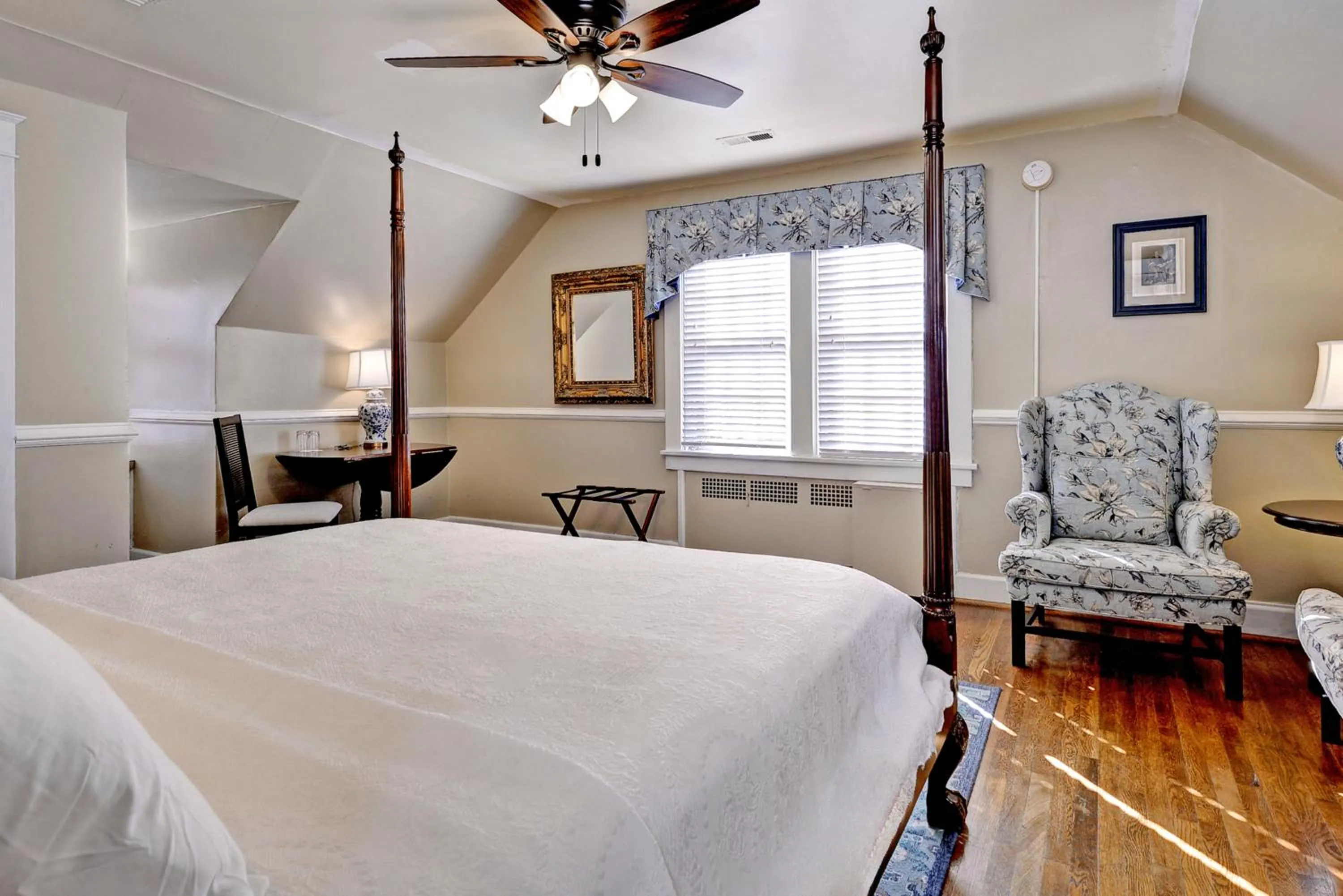 Bed in Cedars of Williamsburg Bed & Breakfast