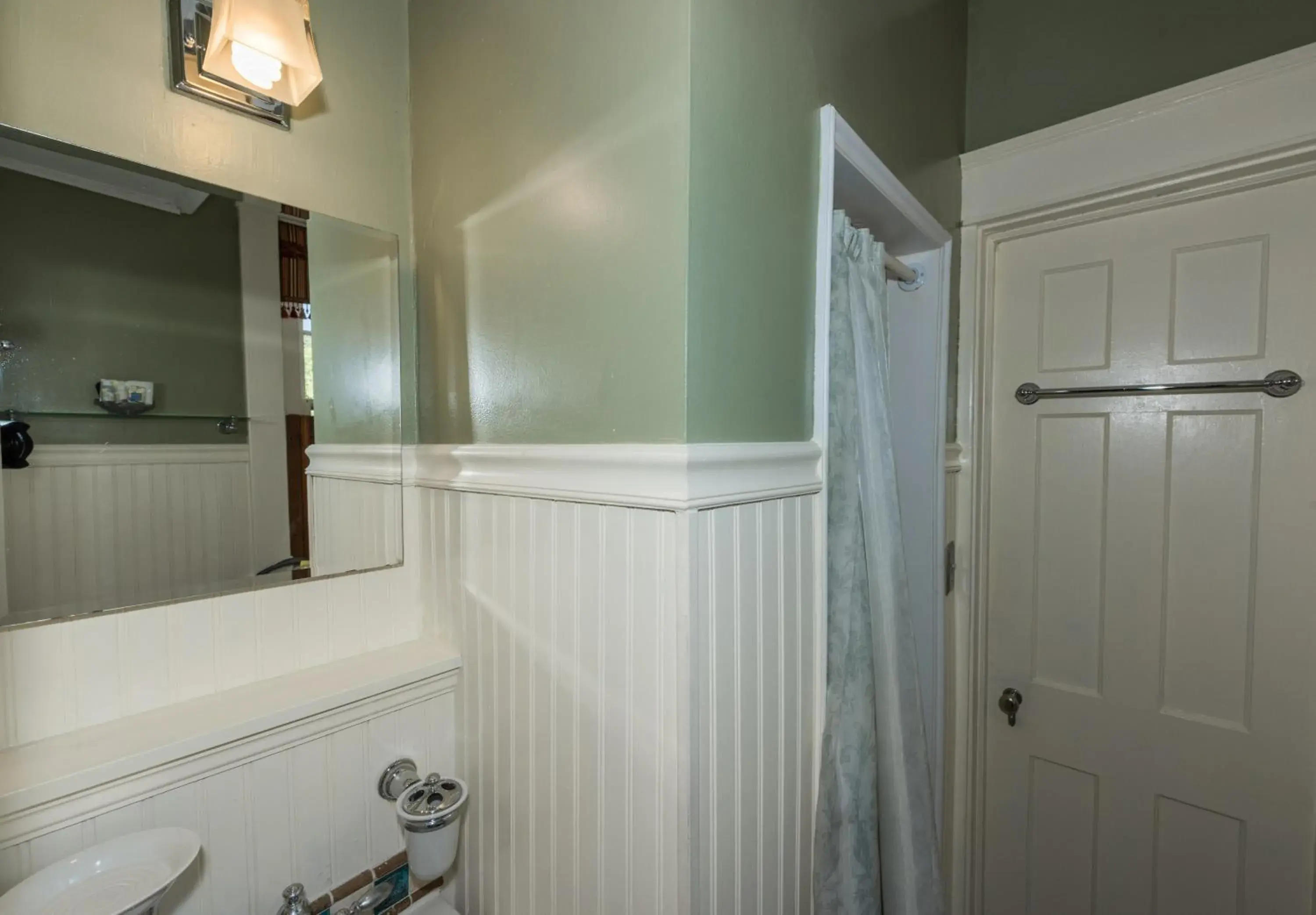 Twin Room with Two Twin Beds in Cedars of Williamsburg Bed & Breakfast Twin Room with Two Twin Beds in Cedars of Williamsburg Bed & Breakfast