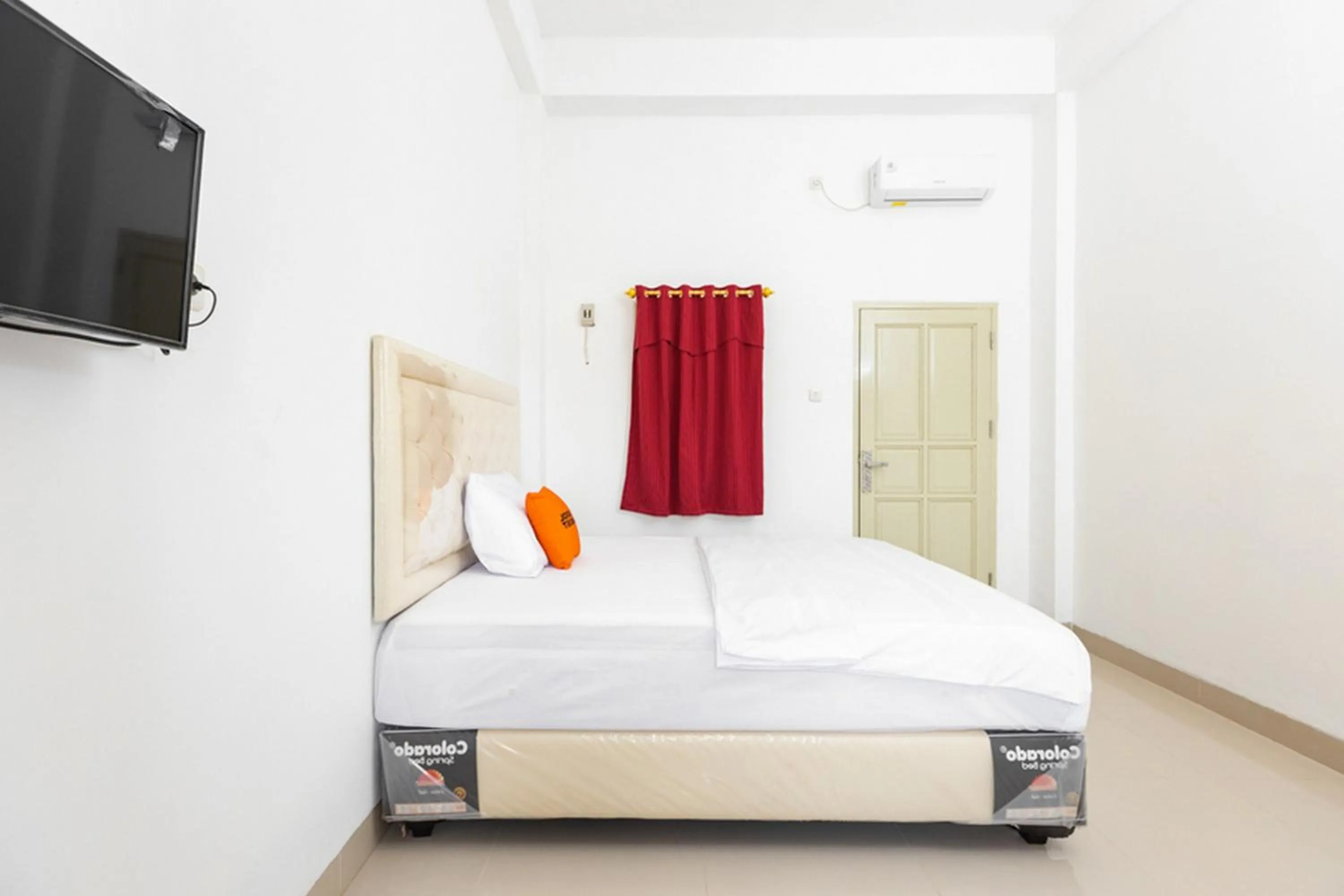 Bed in RedDoorz @ Losari Area 2