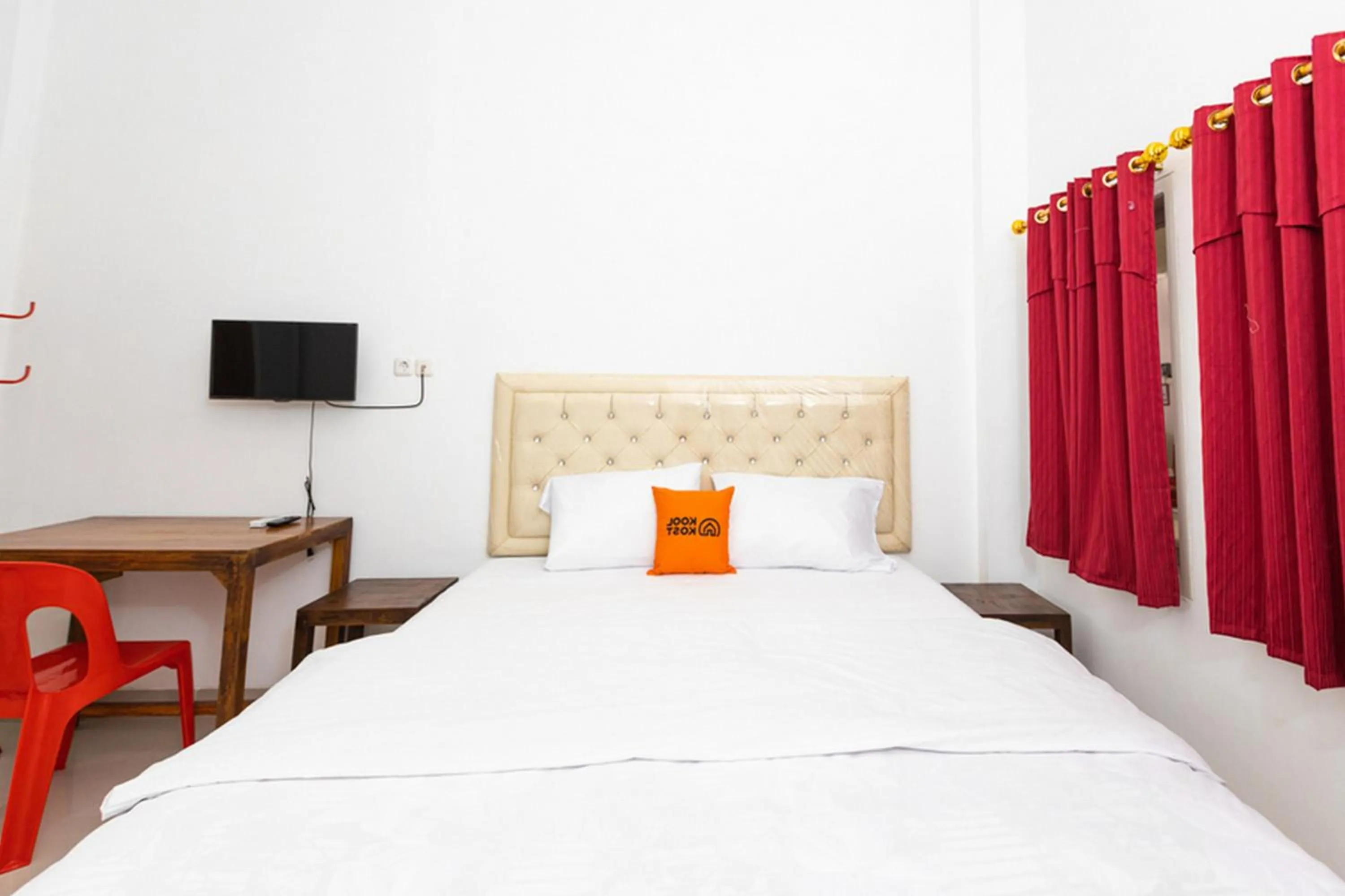 Bed in RedDoorz @ Losari Area 2