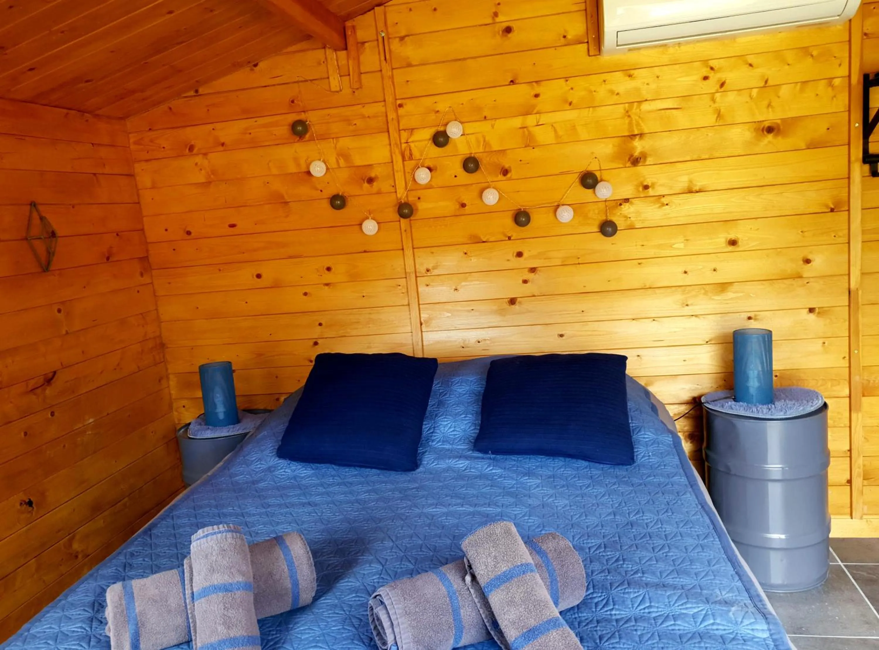 Locations insolites "vie en plein air" cabane et tipi Bastide Bellugue maison d'hôtes reseau Bienvenue à la ferme à 3 mn de lourmarin