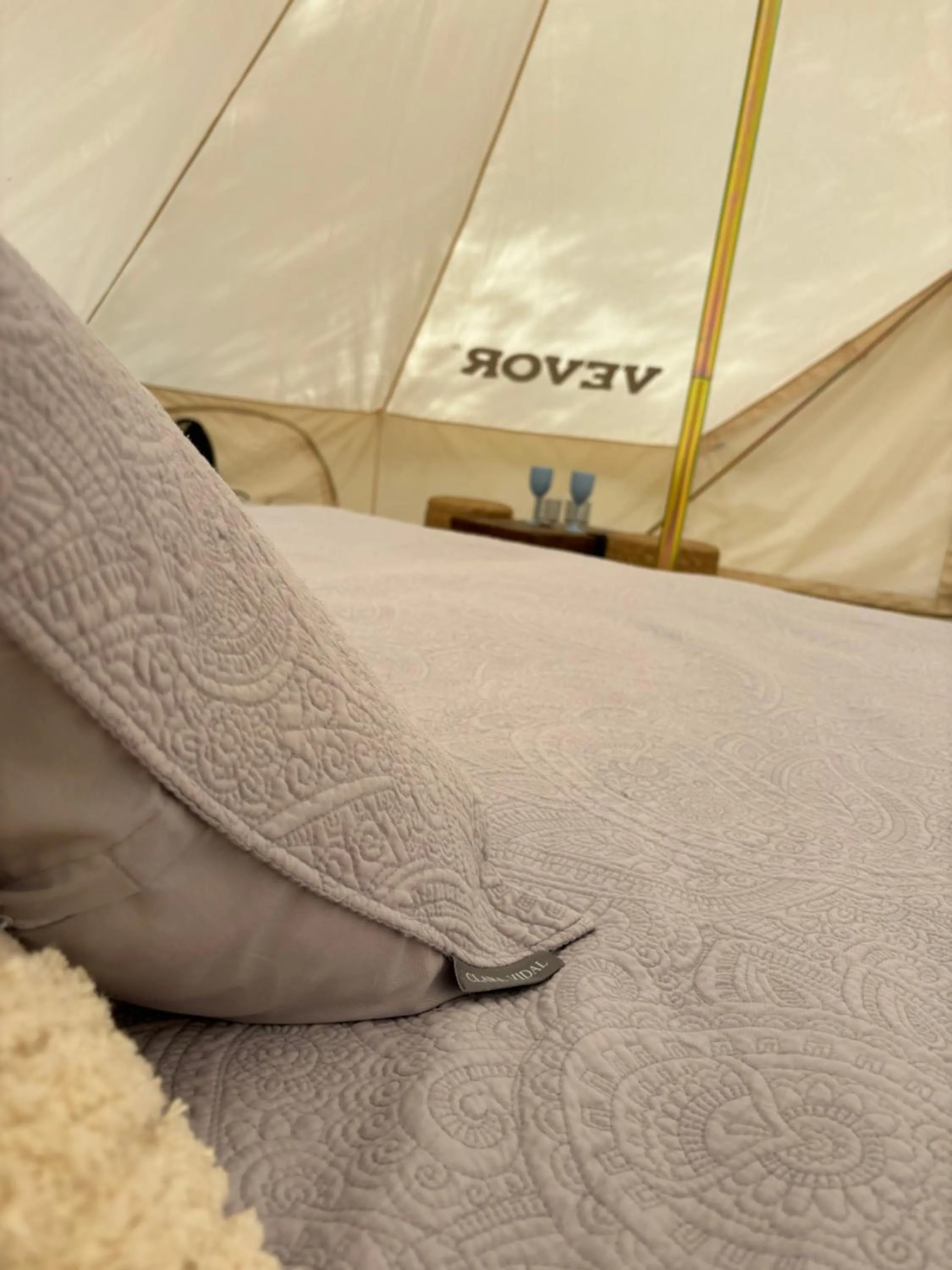 Locations insolites "vie en plein air" cabane et tipi Bastide Bellugue maison d'hôtes reseau Bienvenue à la ferme à 3 mn de lourmarin