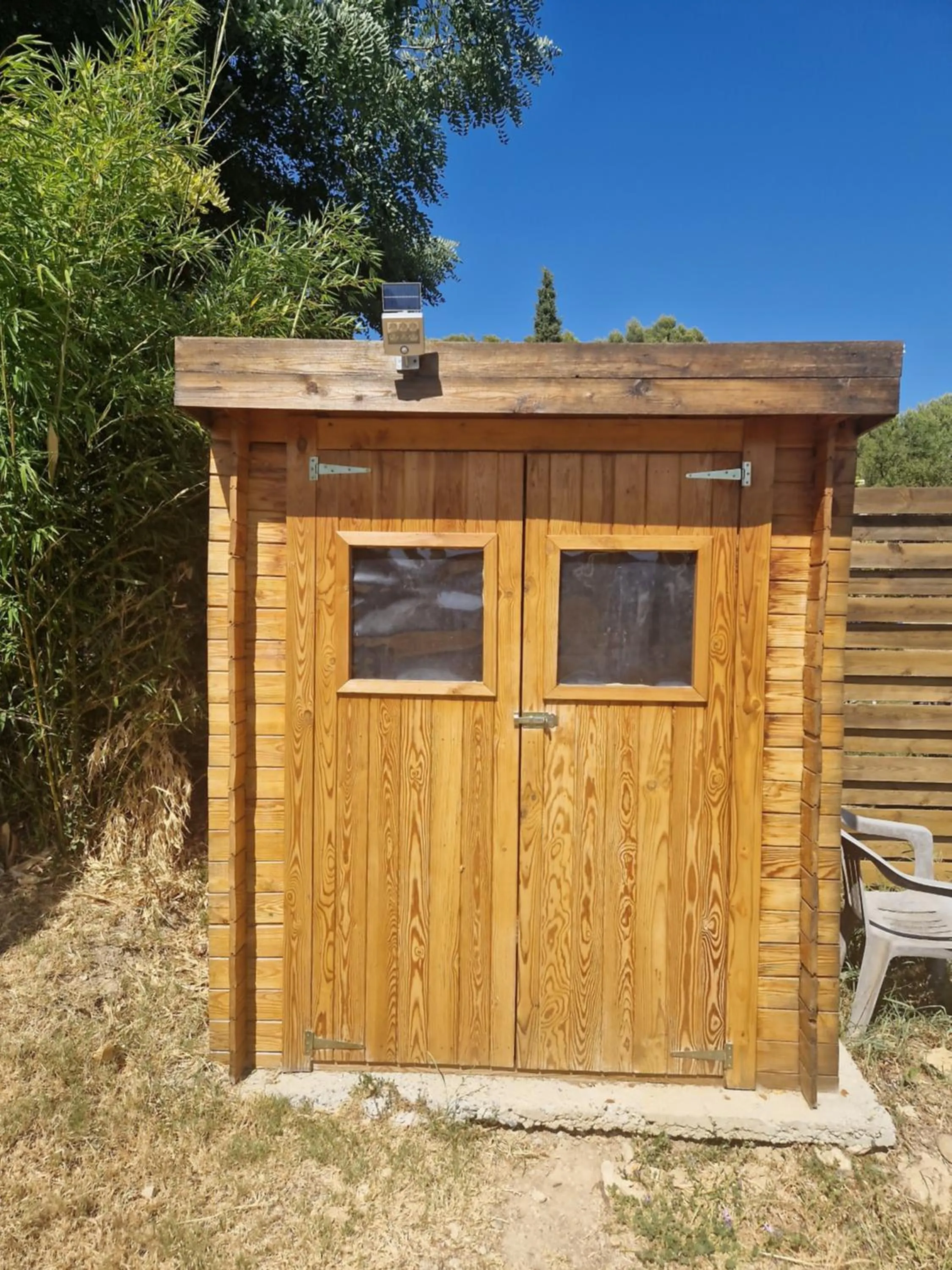 Toilet in Locations insolites "vie en plein air" cabane et tipi Bastide Bellugue maison d'hôtes reseau Bienvenue à la ferme à 3 mn de lourmarin