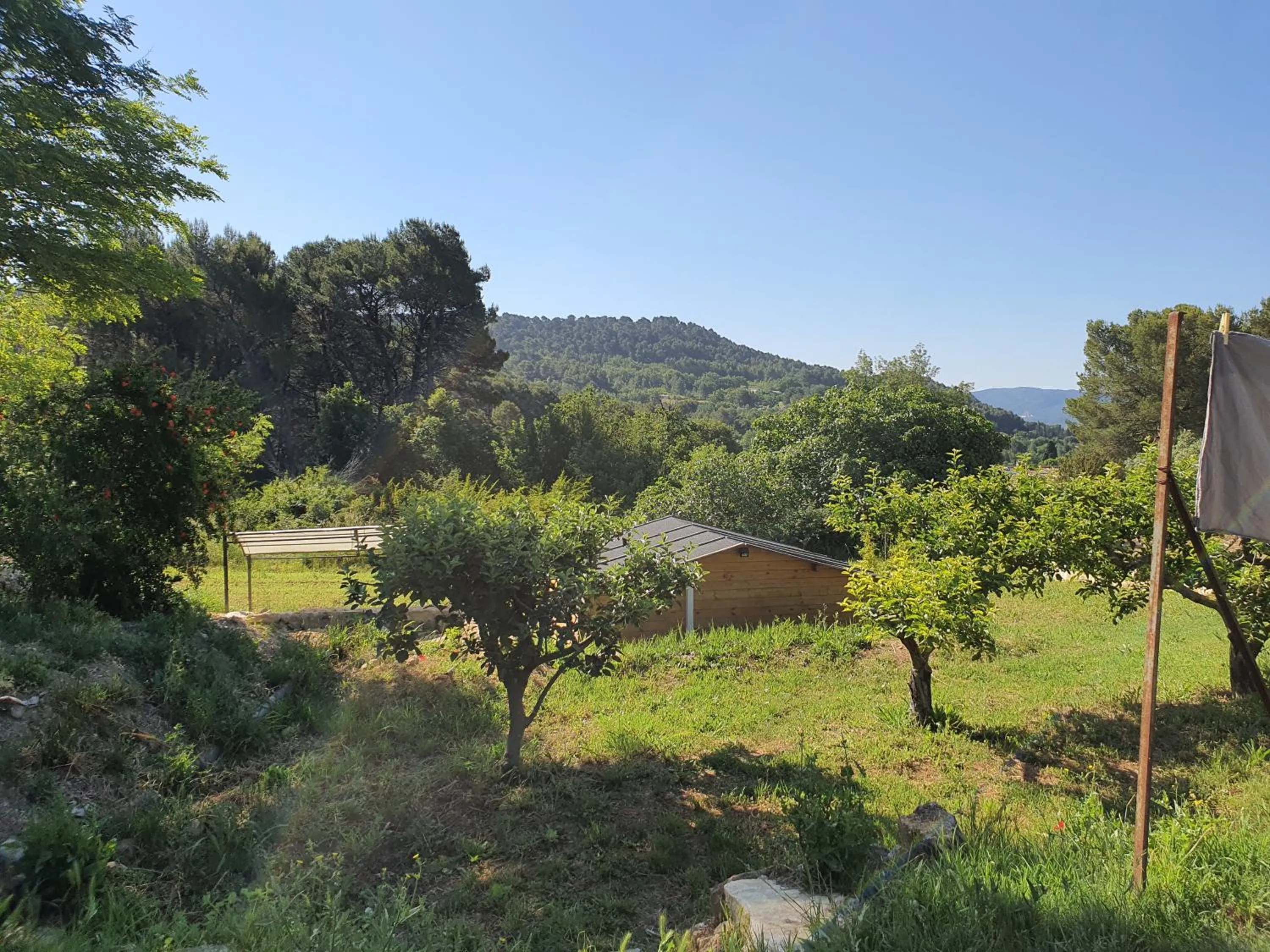 Locations insolites "vie en plein air" cabane et tipi Bastide Bellugue maison d'hôtes reseau Bienvenue à la ferme à 3 mn de lourmarin