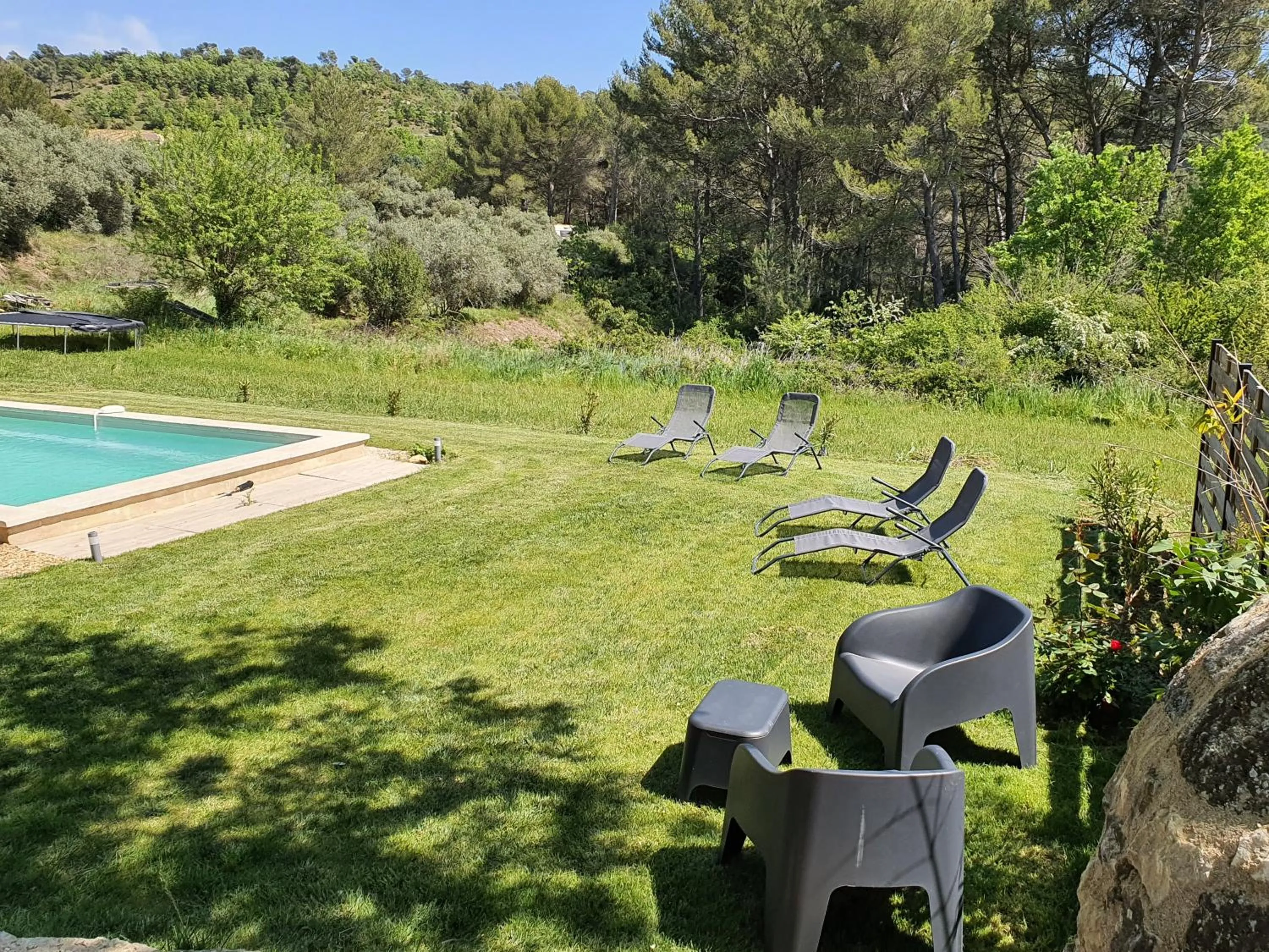 Locations insolites "vie en plein air" cabane et tipi Bastide Bellugue maison d'hôtes reseau Bienvenue à la ferme à 3 mn de lourmarin