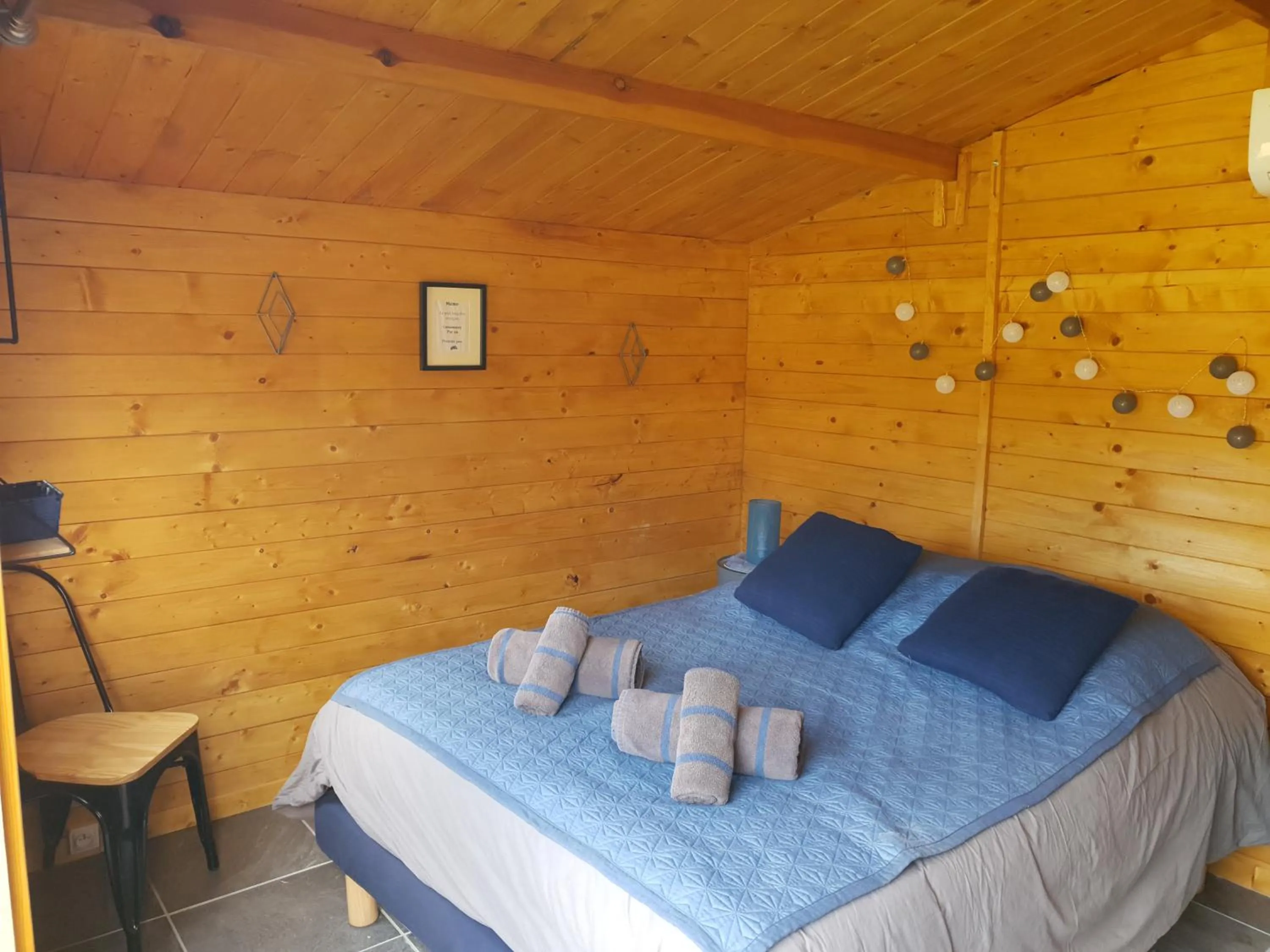 Bedroom in Locations insolites "vie en plein air" cabane et tipi Bastide Bellugue maison d'hôtes reseau Bienvenue à la ferme à 3 mn de lourmarin